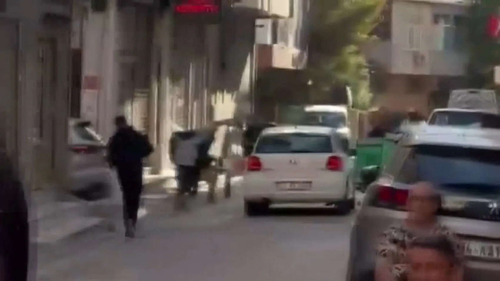 Küçükçekmece'de silahlı dehşet: Polis yaka kamerası şüphelinin kaçışını böyle bitirdi