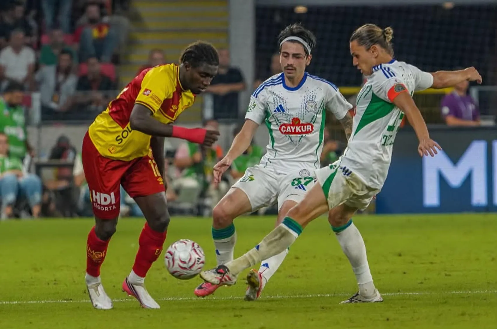 Göztepe'de kabus bitmiyor: Taraftarın sabrı taştı, Stoilov çareyi milli arada arıyor