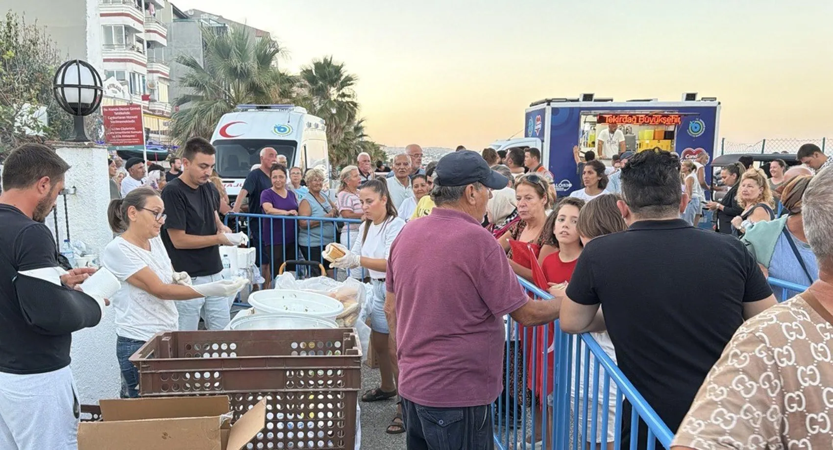 Tekirdağ'da denizcilerin büyük buluşması: Ağlar bereket için atıldı, liman şenlendi