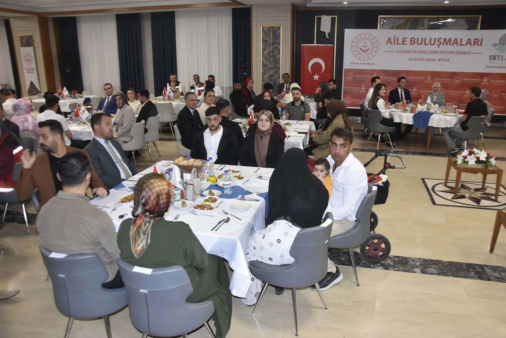 Bitlis'te devlet destekli yuvalar kuruluyor: Vali Karakaya'dan genç çiftlere altın değerinde tavsiyeler