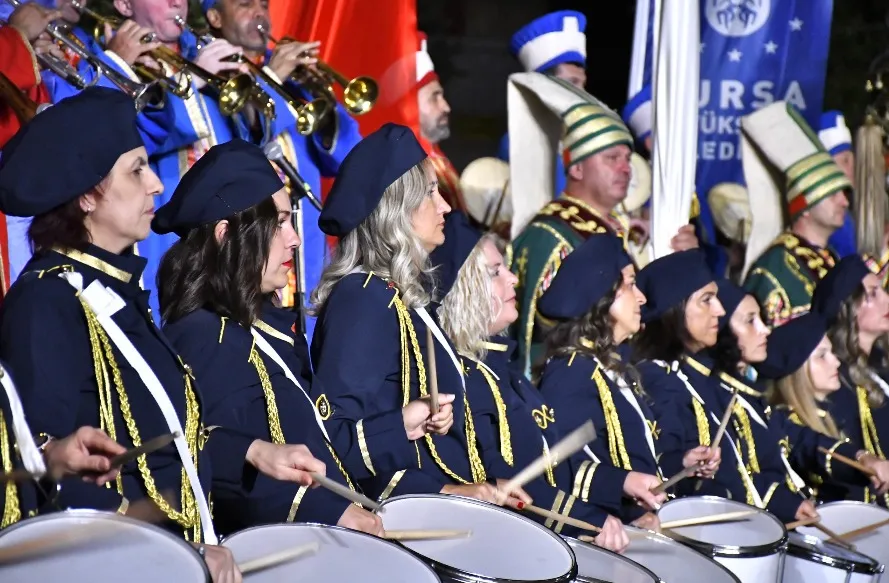 Yenişehir'de dev buluşma: 88 kişilik dev kadro sahnede tarih yazdı