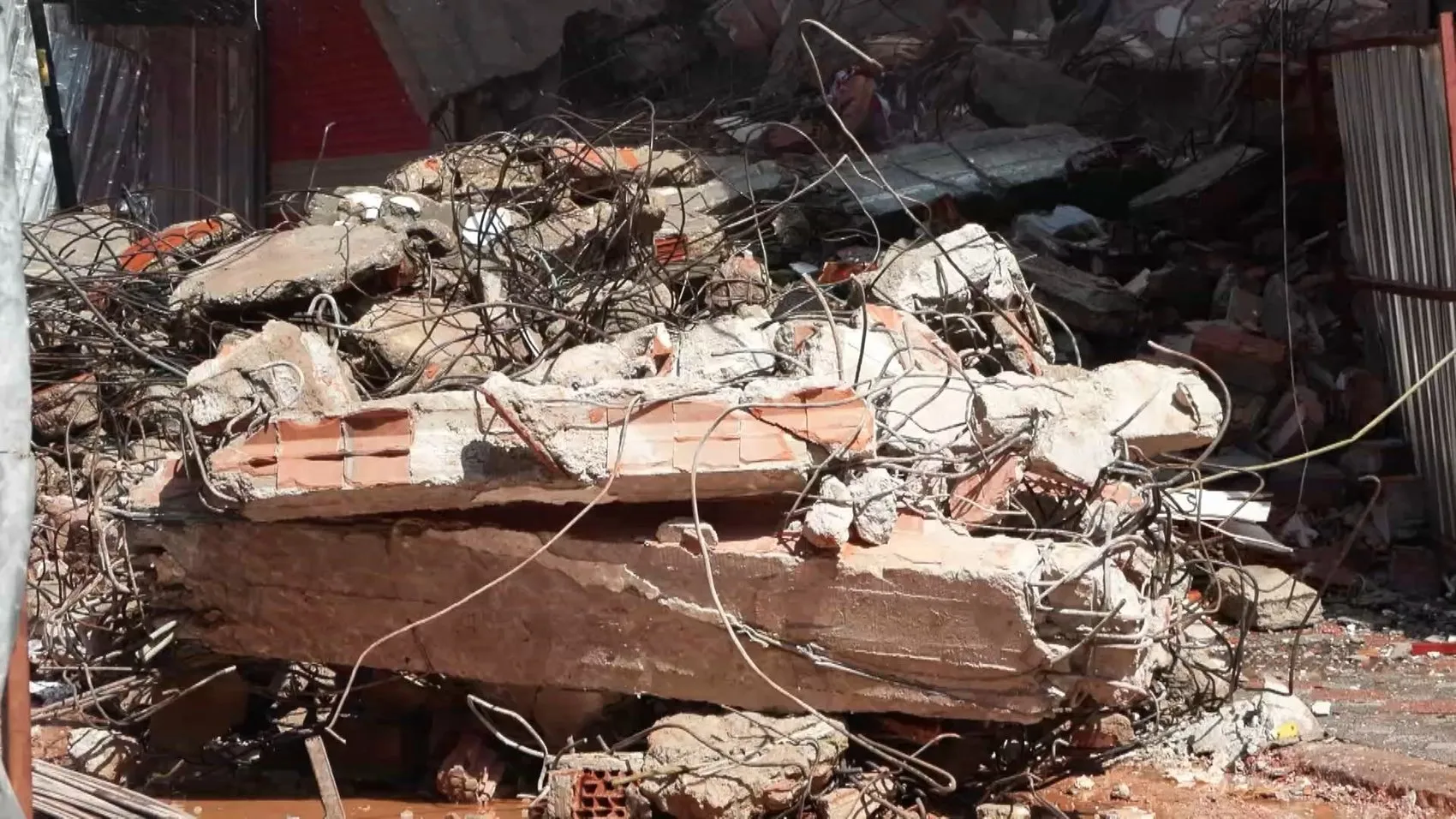 Zeytinburnu'nda kentsel dönüşüm dehşeti: Yıkım sırasında duvar çöktü, yatak odası enkaz alanına döndü