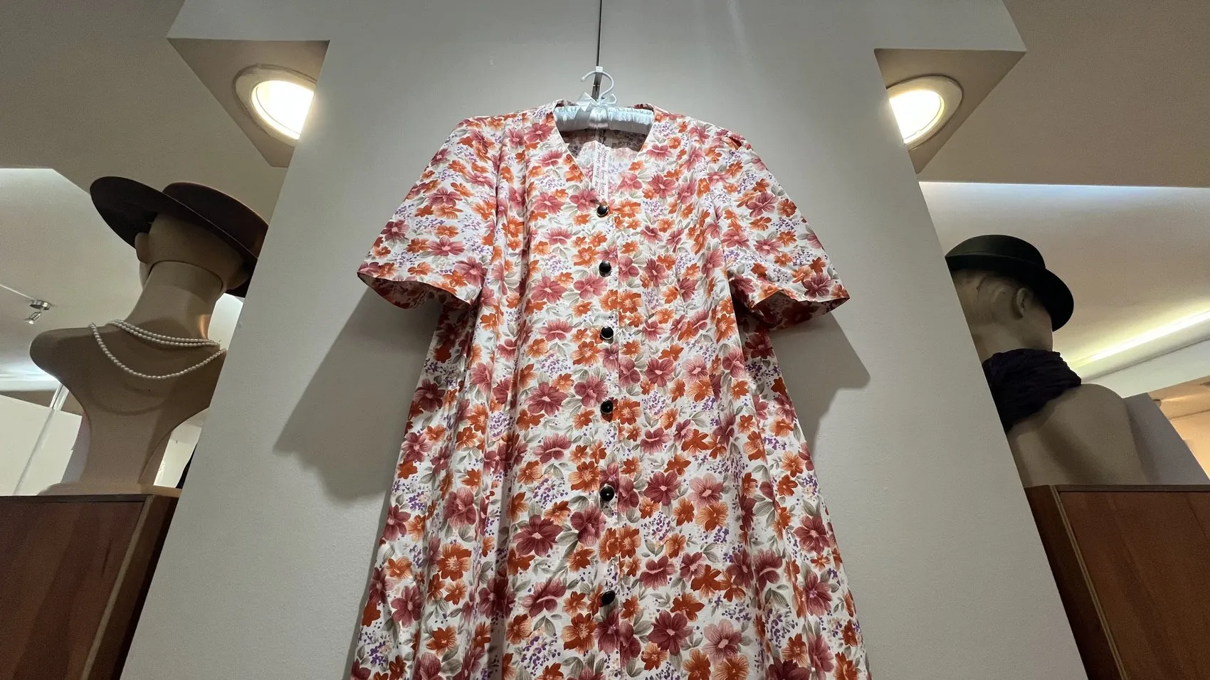Sandıktan çıkan 60 yıllık hatıralar: Bir ailenin moda mirası sanat galerilerinde hayat buluyor