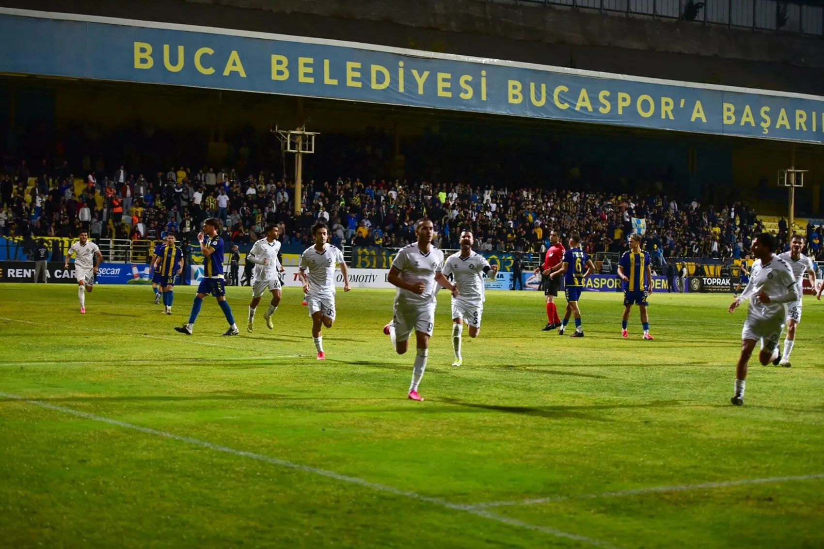 İzmir derbisinde gençlerin zaferi: Yönetimsiz Altay sahada devleşti