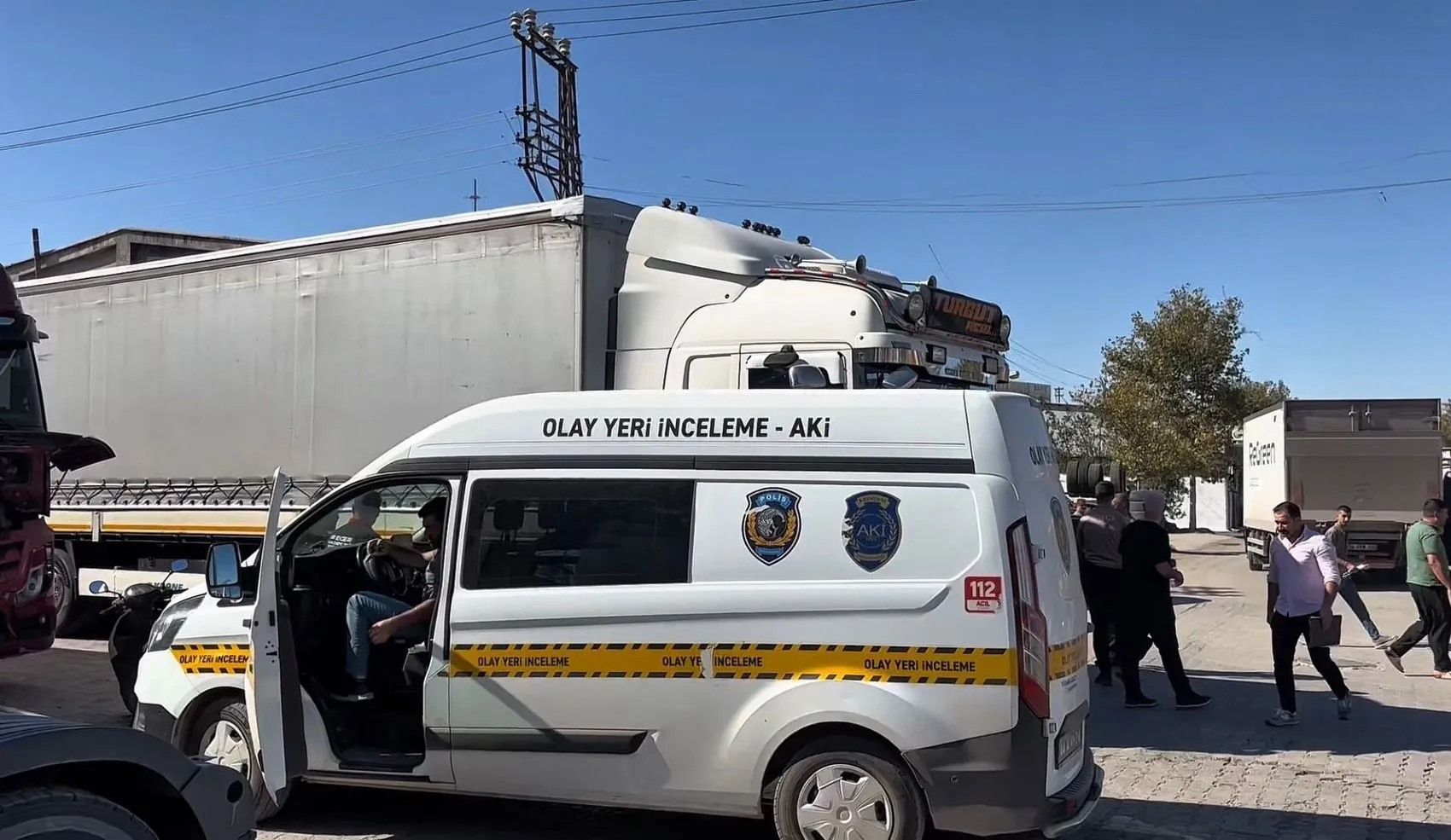 Sanayi sitesinde dehşet anları: Kuzenini iki TIR arasına alıp ezdi
