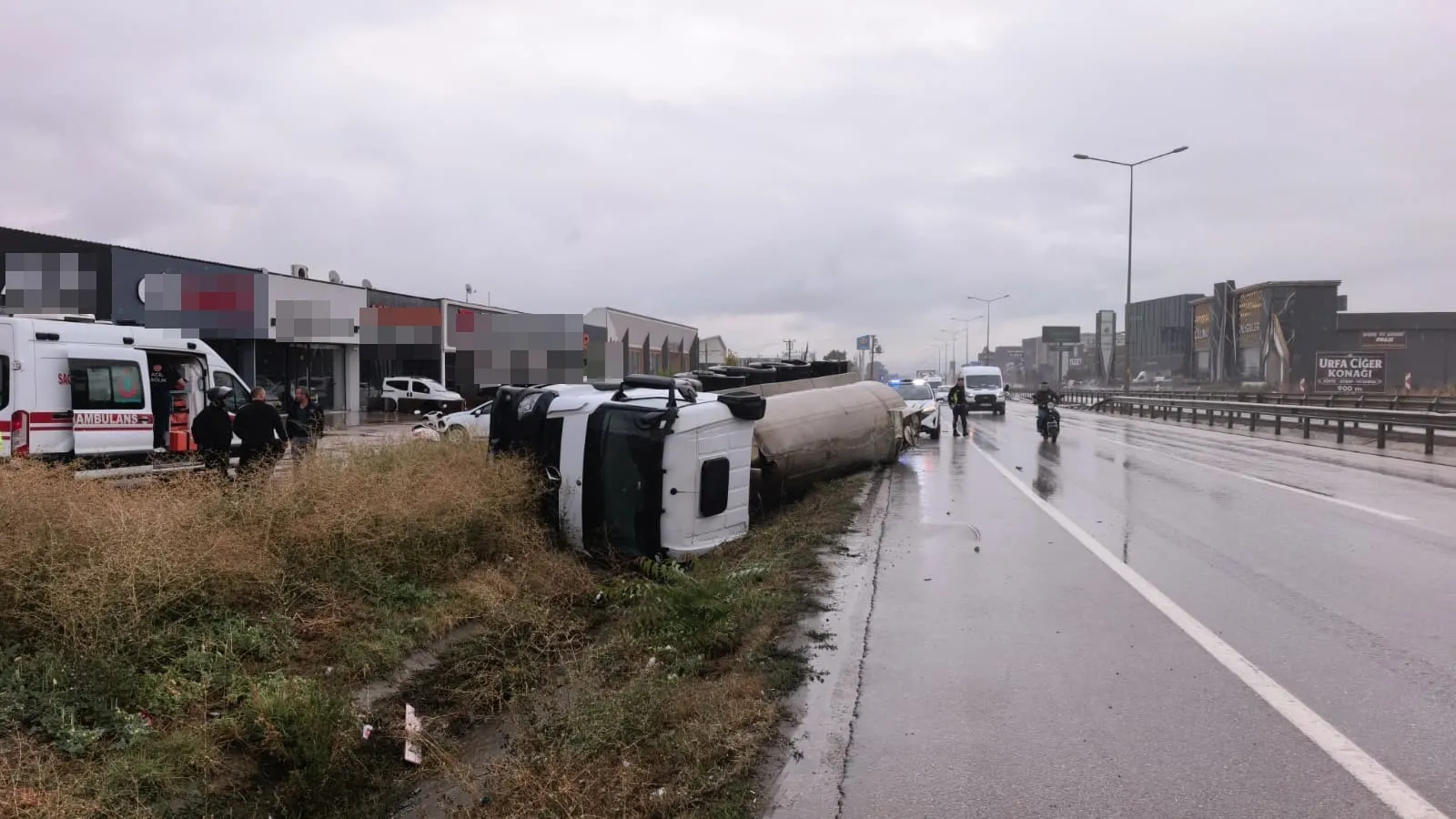 İnegöl girişinde korkutan kaza: Sıvı tuz yüklü tanker kanala uçtu