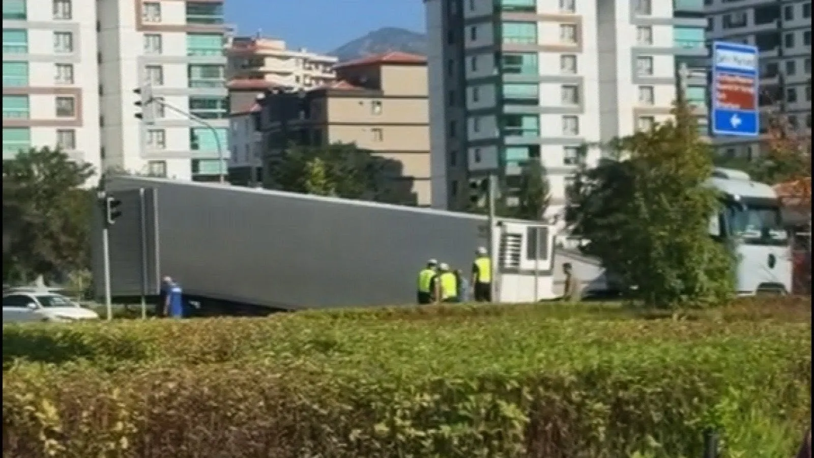 Amasya trafiğinde korku dolu anlar: Seyir halindeki TIR'ın dorsesi aniden ayrıldı