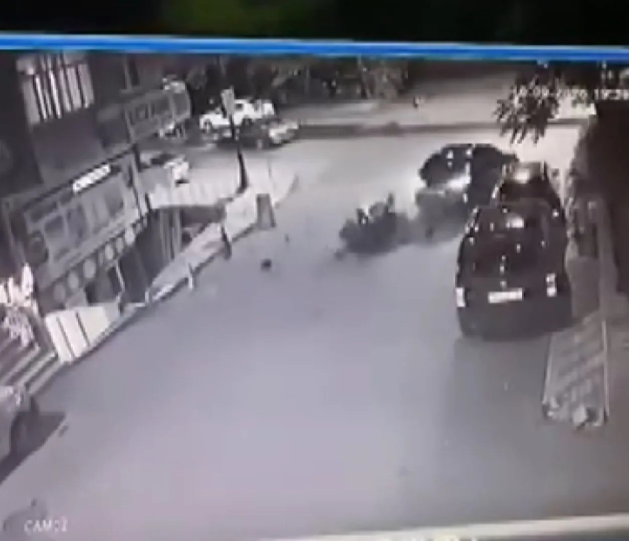 Üsküdar'da dehşet anları: Motokuryenin yola savrulduğu kaza güvenlik kamerasında