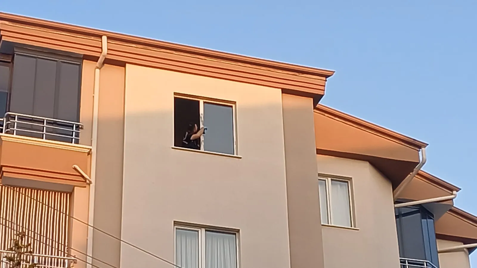 Aksaray'da yürek yakan veda: Genç kızın pencereden düşüşü ölümle sonuçlandı