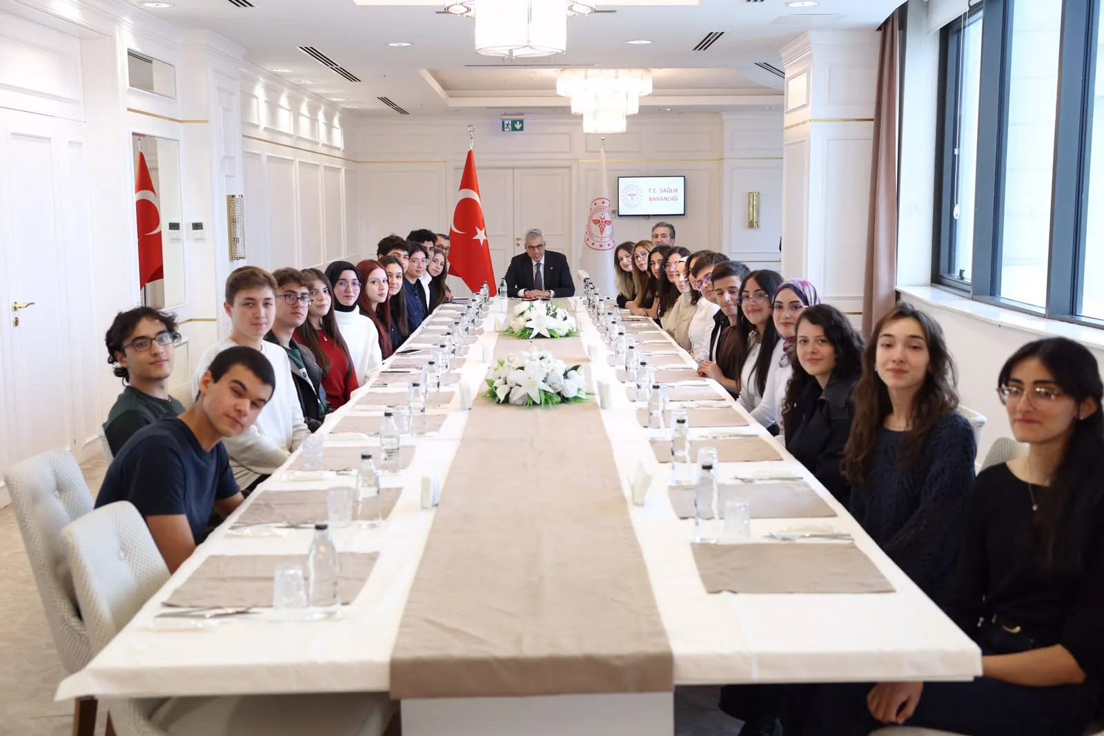Geleceğin Hekimlerine Bakan Memişoğlu'ndan Vefa ve İdealizm Dersi