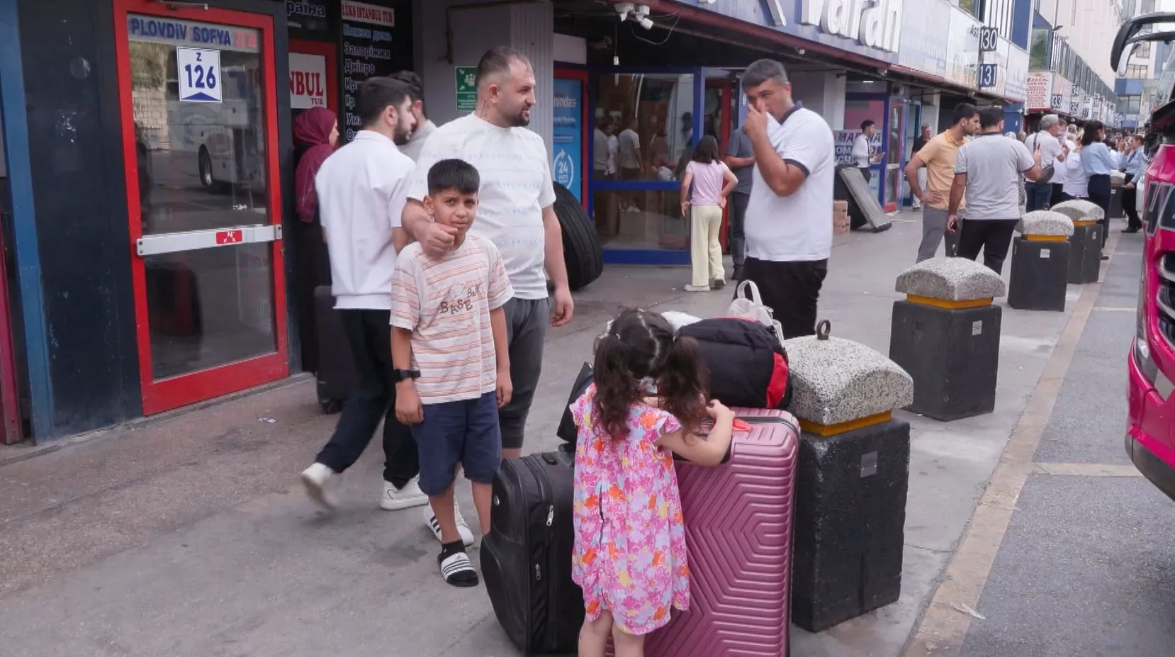 İstanbul'da okul zili öncesi büyük göç: Otogarlarda adım atacak yer kalmadı
