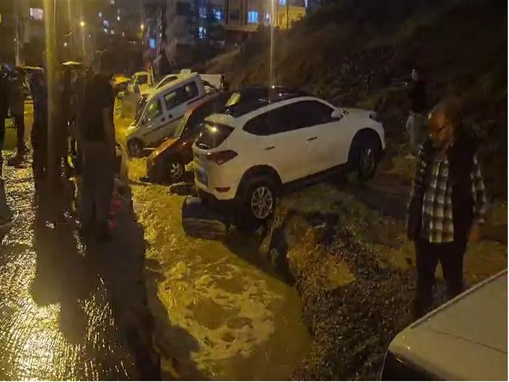 Başkentte sağanak kabusu: Altyapı çalışması yarım kalınca 20 araç çukura gömüldü