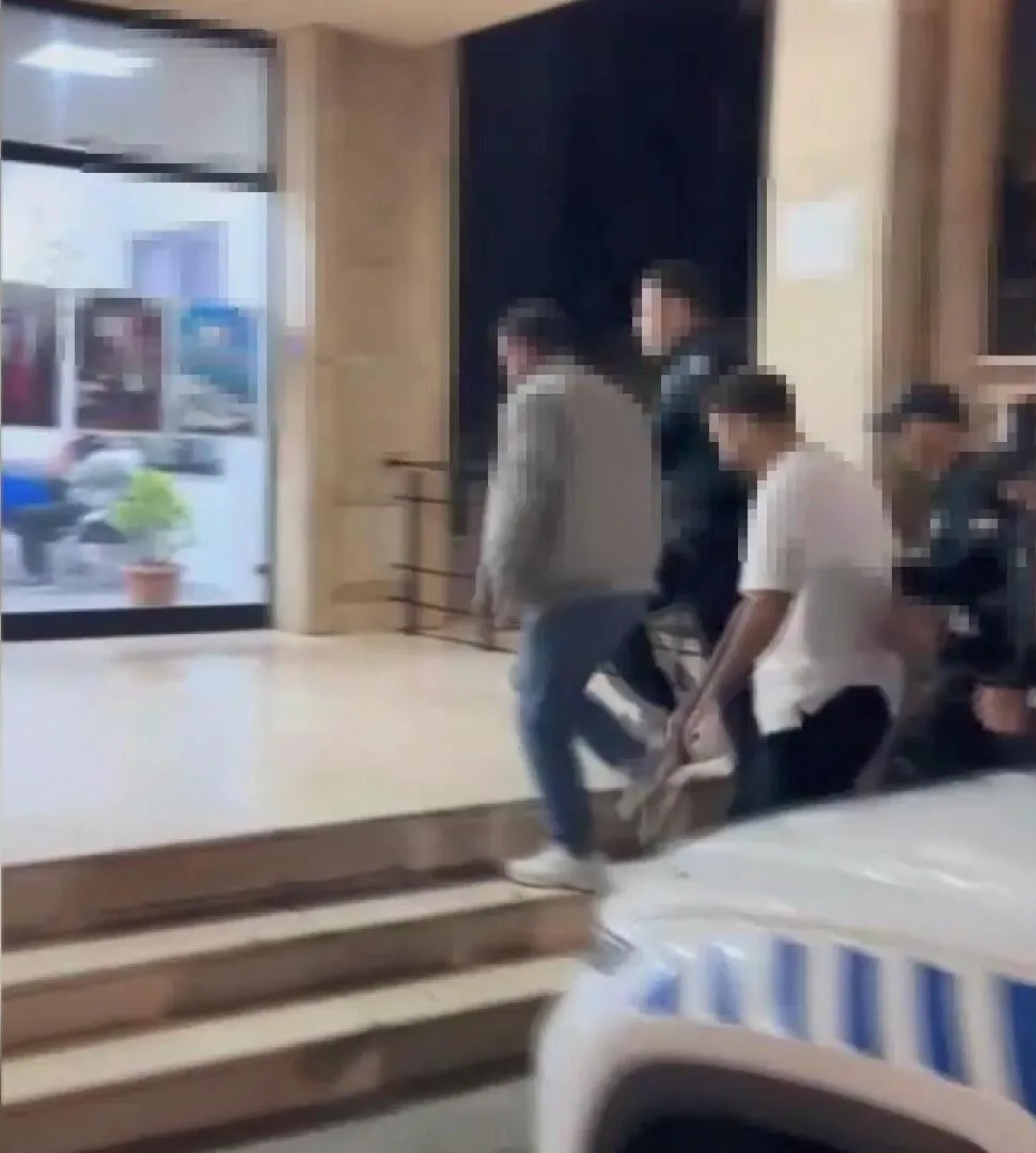Otoparkta dehşet anları: Silahı elinden alan mahalleli faciayı önledi