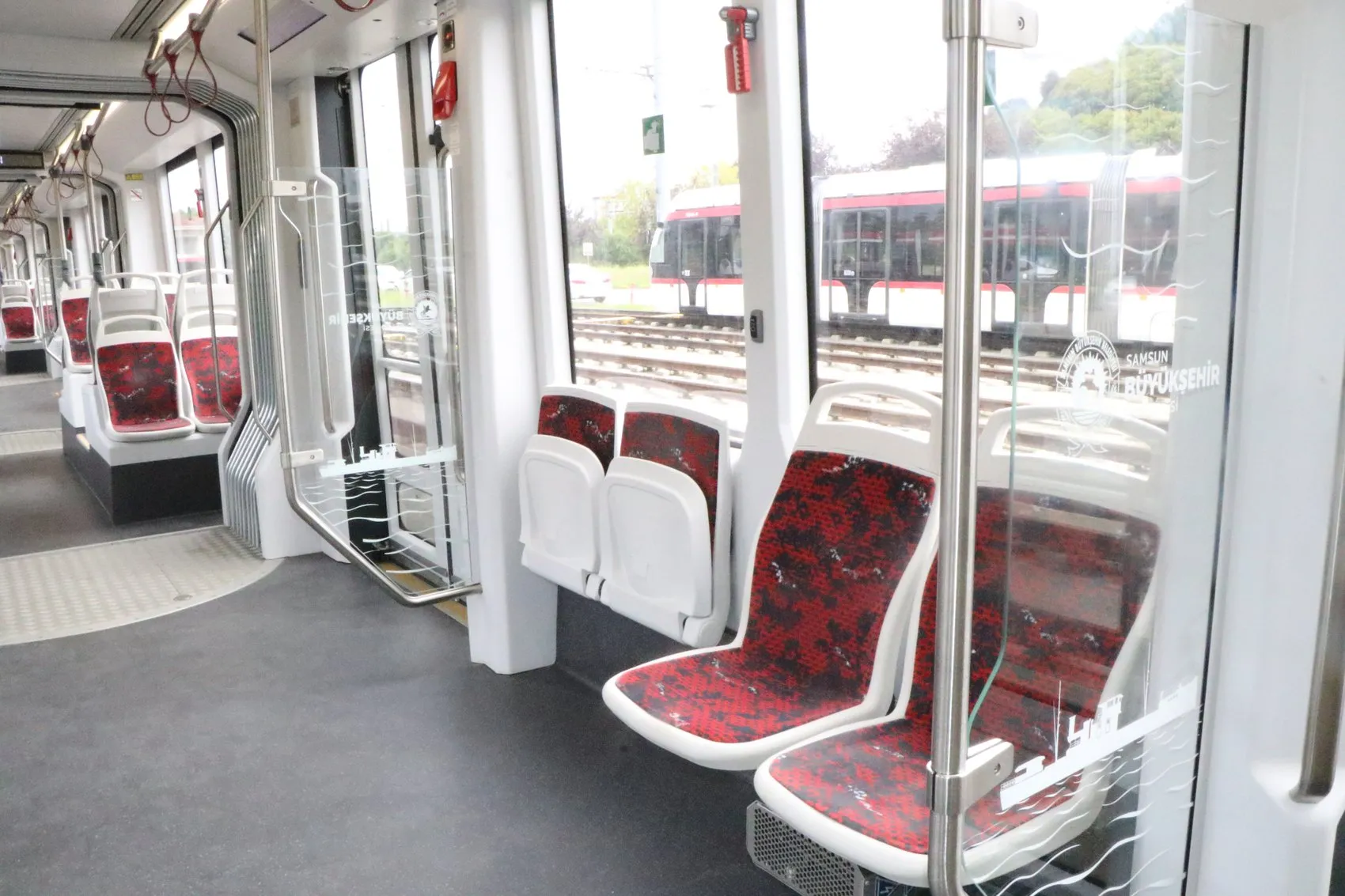 Samsun raylı sisteminde yerli devrim: Kırmızı-beyaz tramvaylar şehre güç katıyor