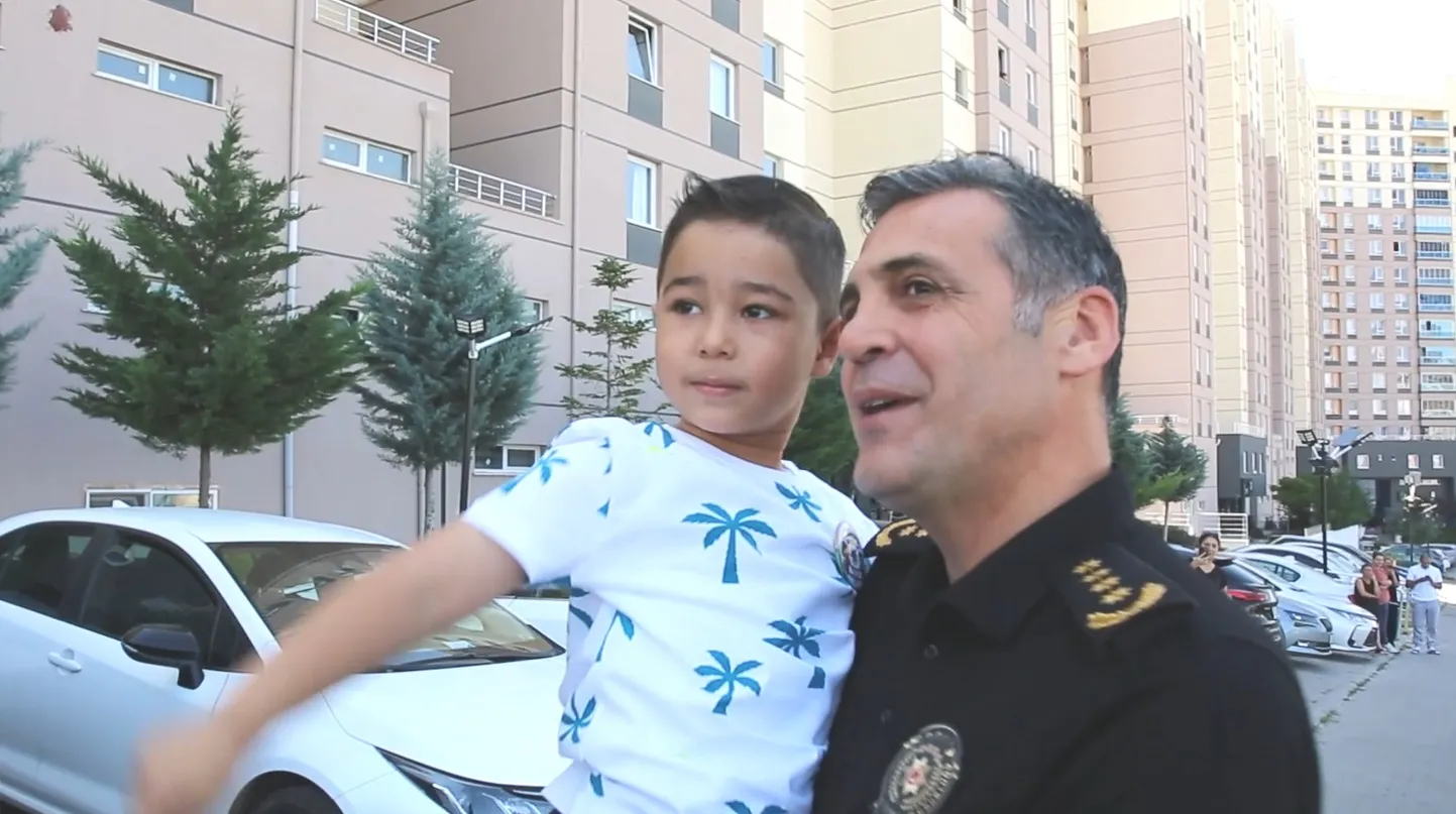 Minik Çınar'ın ilk okul günü: Emniyet Müdürü Aydın şehit emanetini yalnız bırakmadı