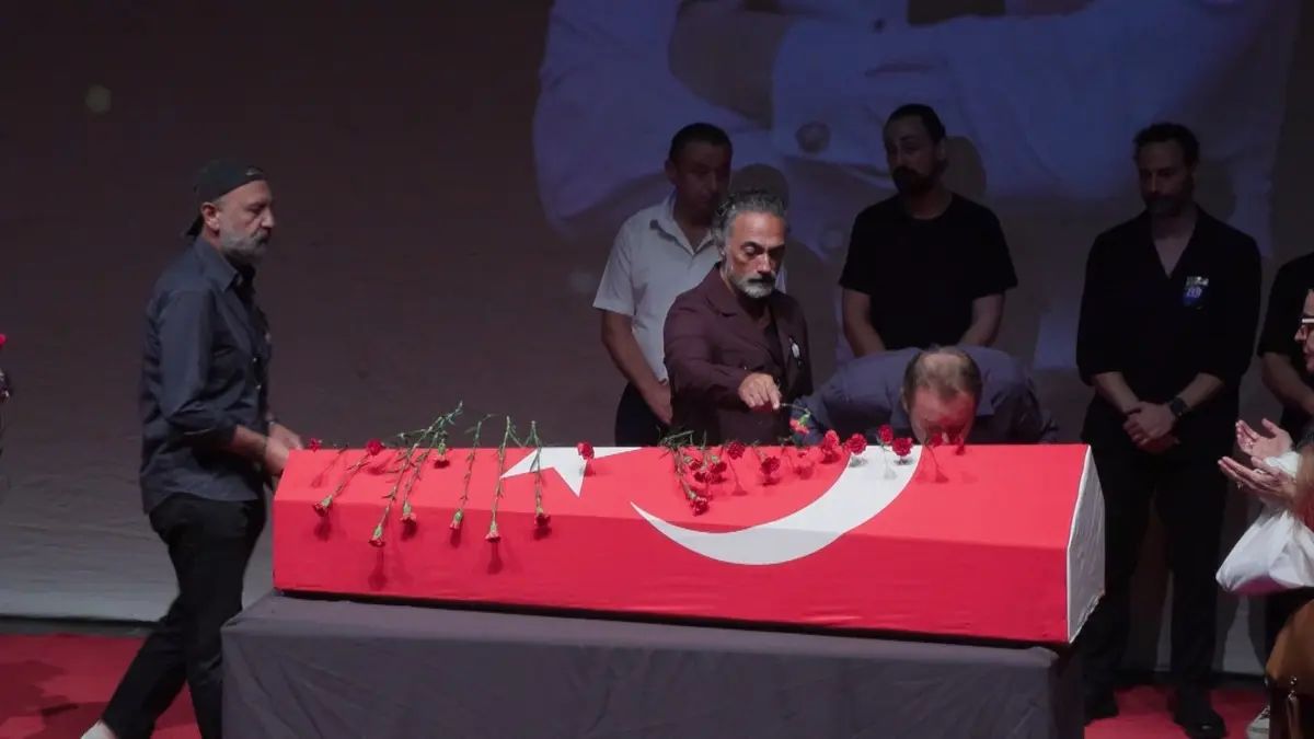 Özge Özder cenazede fotoğraf çekmek istenince sert çıktı 1
