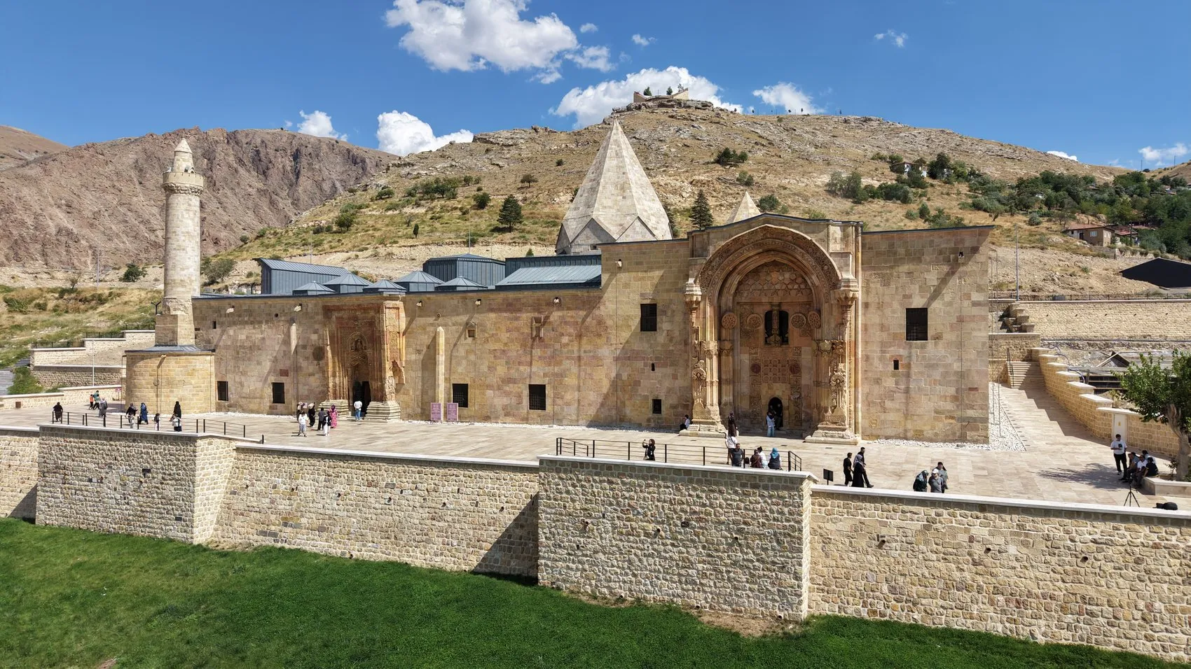 Taşların dilini çözdü: 16 yıldır gönüllü mihmandarlıkla tarihe ışık tutuyor