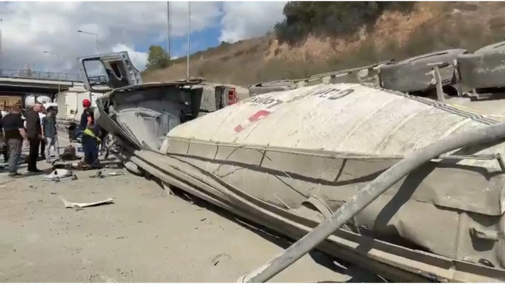 Gebze'de korkutan kaza: Beton mikseri bariyerlere çarparak devrildi
