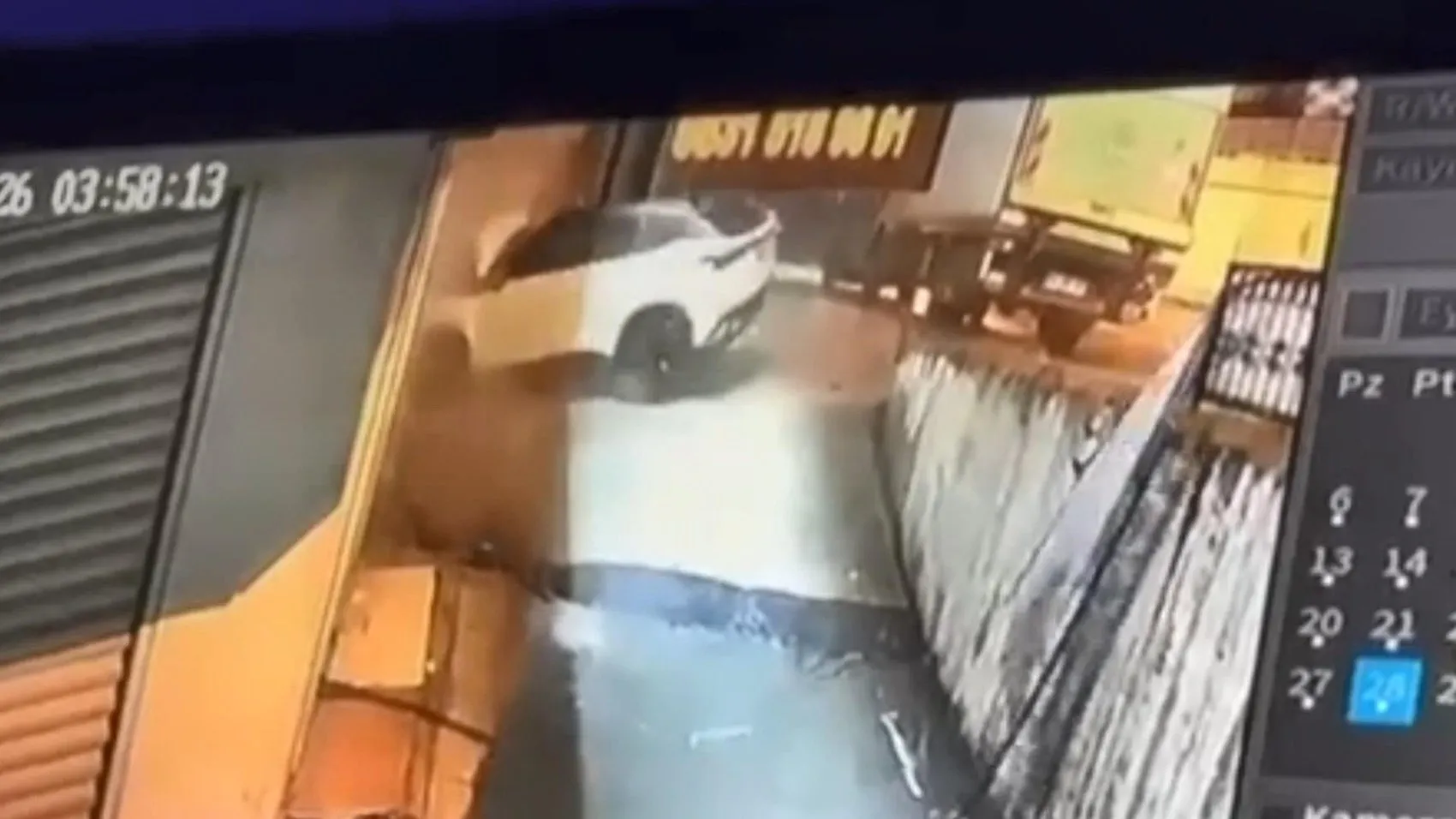 Beylikdüzü'nde gece yarısı dehşeti: Kontrolden çıkan araç dükkana daldı