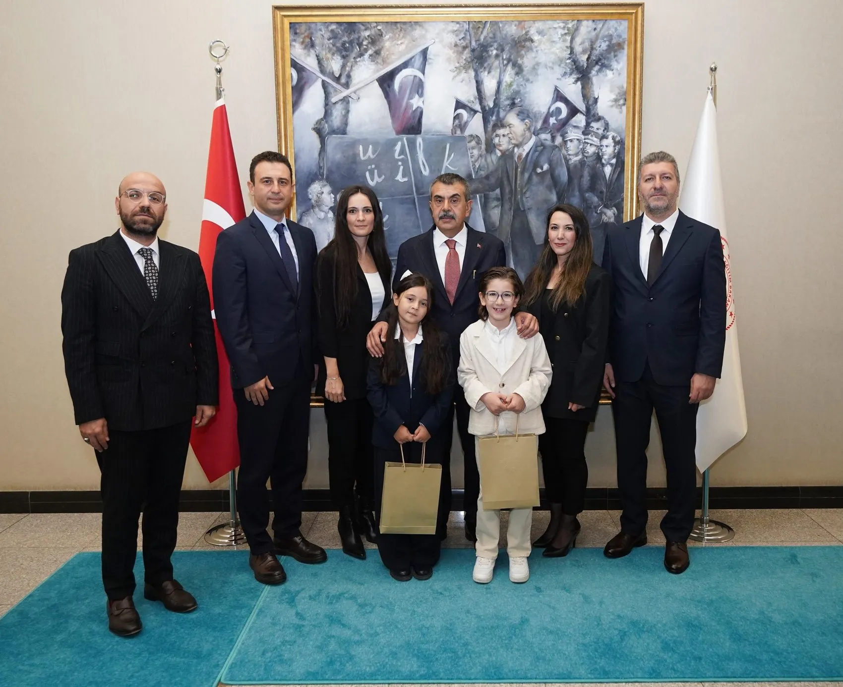 Cumhurbaşkanı ile aynı sahneyi paylaşan minik yetenekler Bakanlıkta ağırlandı