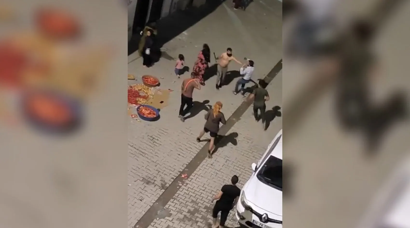 Ruha Mahallesi'nde sokak ortasında şiddet: Hortum ve terliklerin havada uçuştuğu kavga kamerada