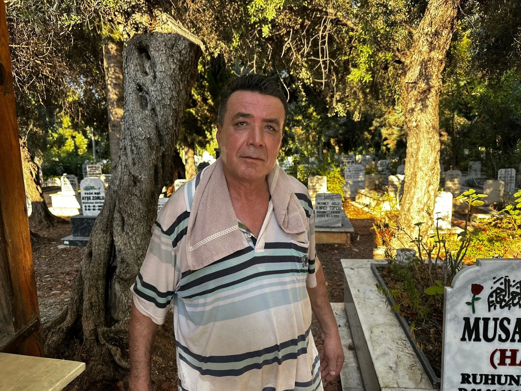 Hukuk fakültesi öğrencisinin sıra dışı mesaisi: Mezarlıkta harçlık mesaisi