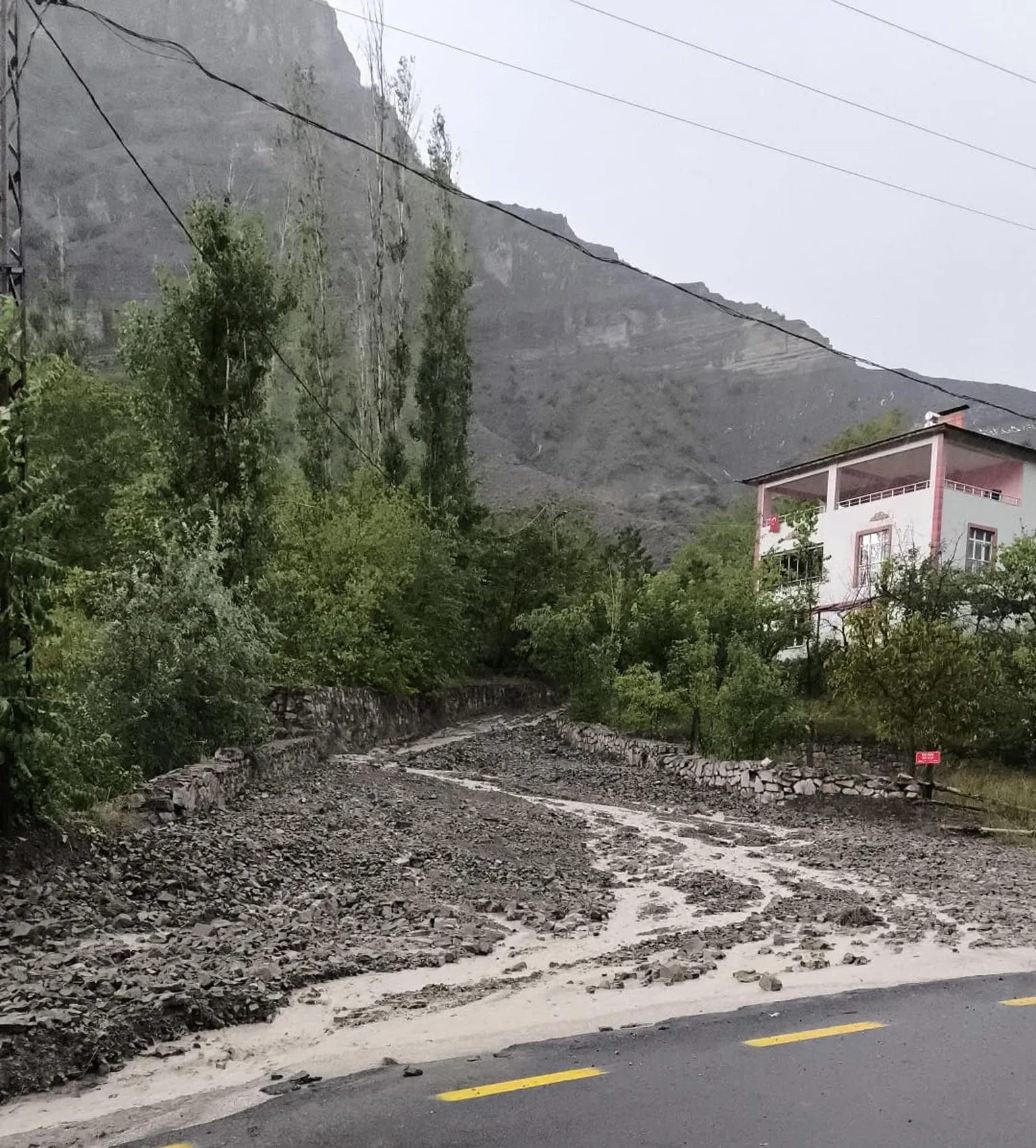 Erzurum'da aniden bastıran sağanak hayatı felç etti: Araçlar sulara gömüldü