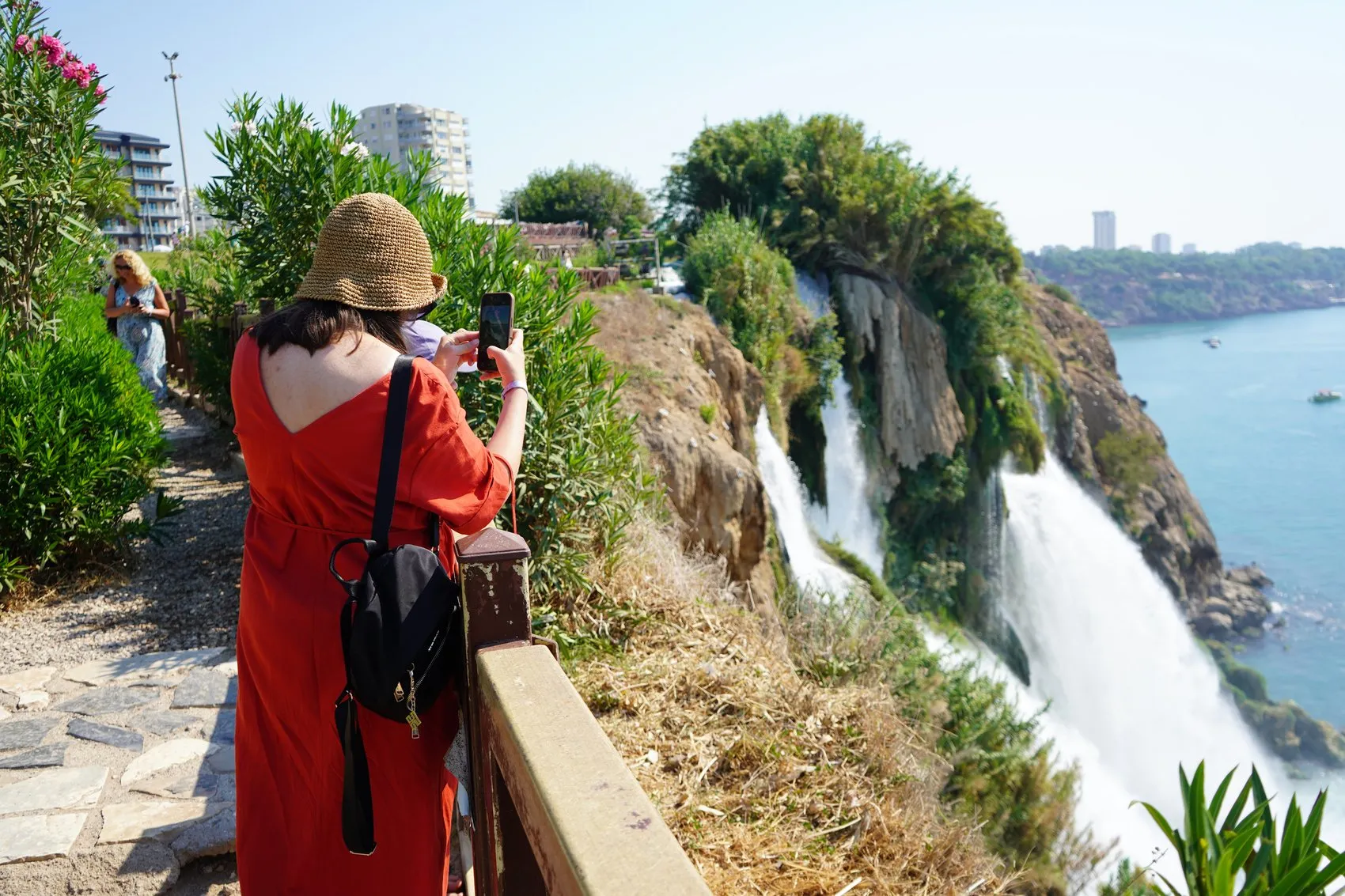 Antalya'nın kalbinde görsel şölen: 40 metrelik dev şelale turistleri büyüledi