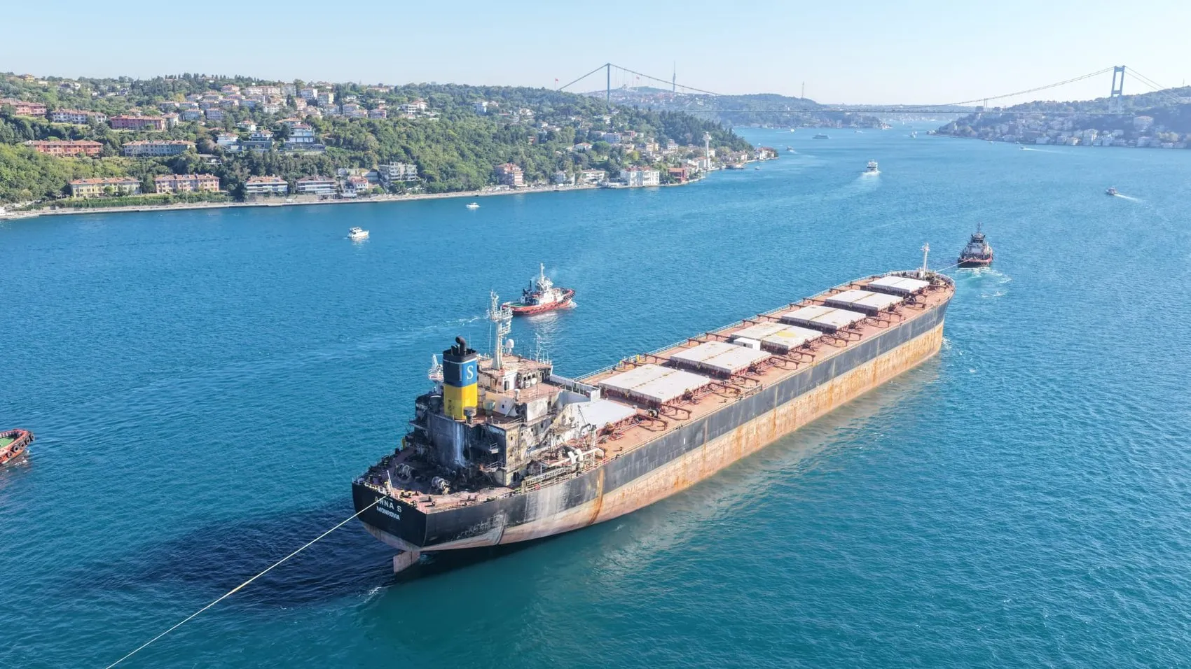 Saldırıdan sağ kurtulan dev gemi İstanbul Boğazı'nda: Onarım için rotası tersane