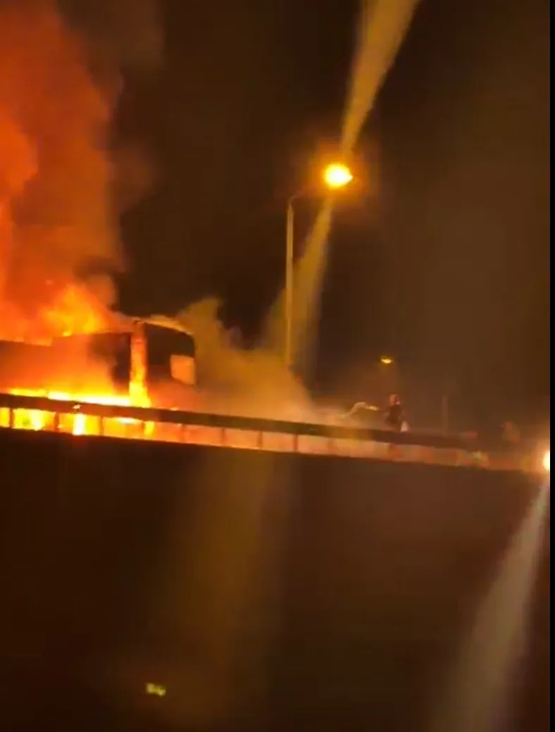 Amasya yolunda korku dolu anlar: Gübre yüklü TIR küle döndü