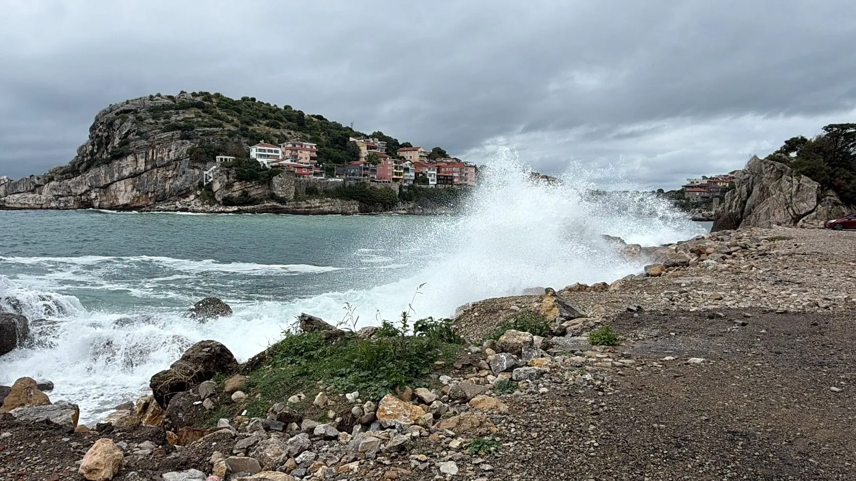 Amasra kıyılarında doğa alarm verdi: Dev dalgalar limanı dövüyor
