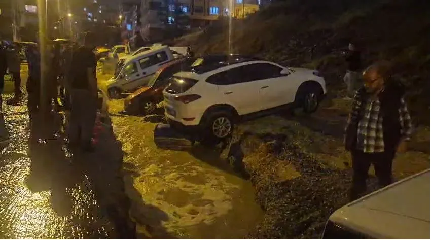 Keçiören'de sağanak felaketi: Yol çöktü, araçlar enkaz altında kaldı