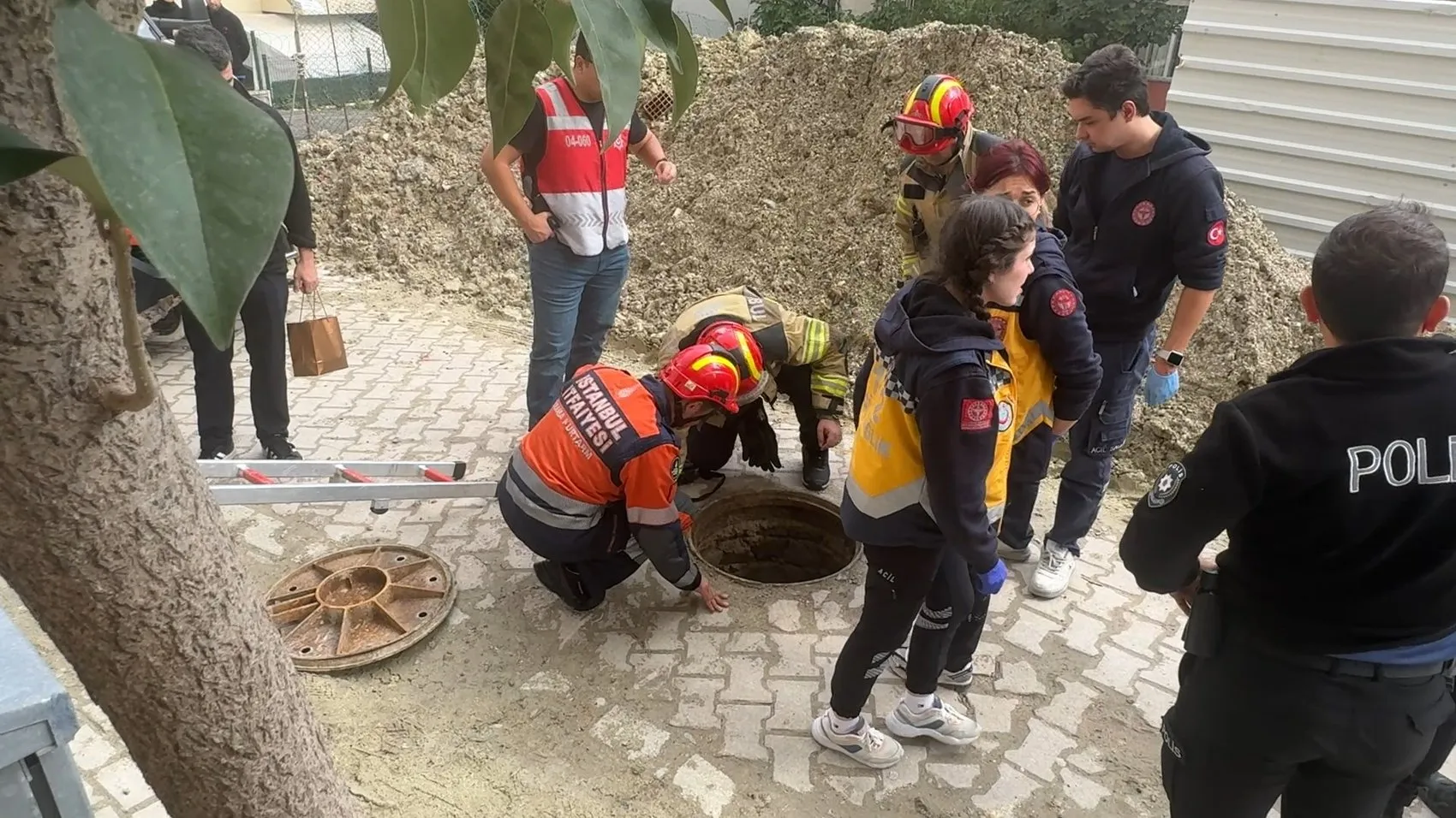 Avcılar'da yürüyüş yolu kabusa döndü: Rögar kapağı 76 yaşındaki kadını yuttu