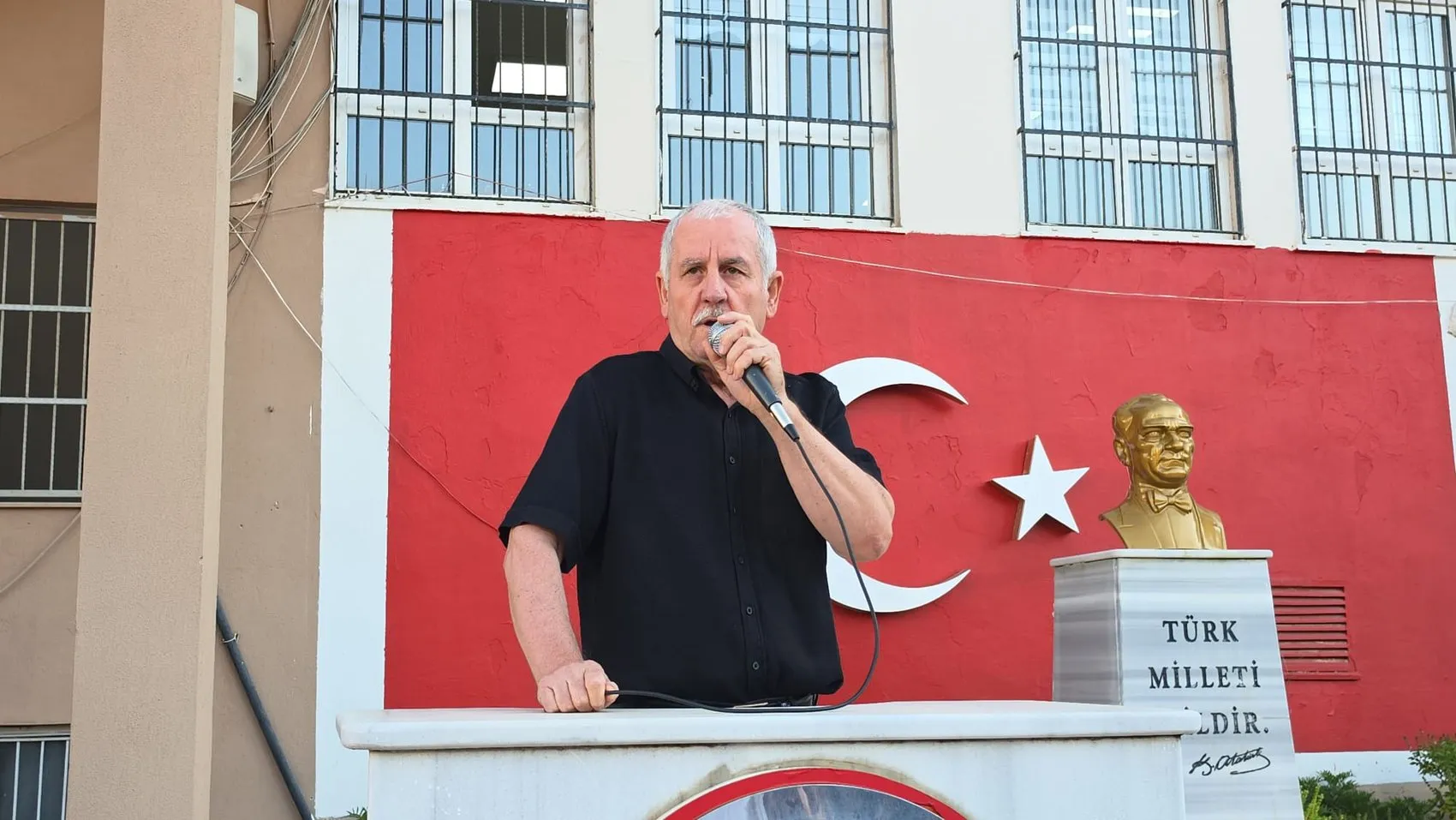 Sırası boş kaldı, çiçeklerle donatıldı: Kozan'ı yasa boğan veda