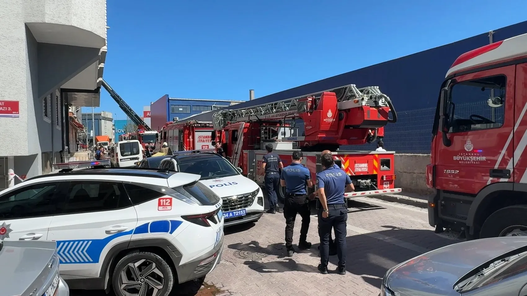 Avcılar'da tadilat faciası: Çatı katında mahsur kalanlar ölümden döndü