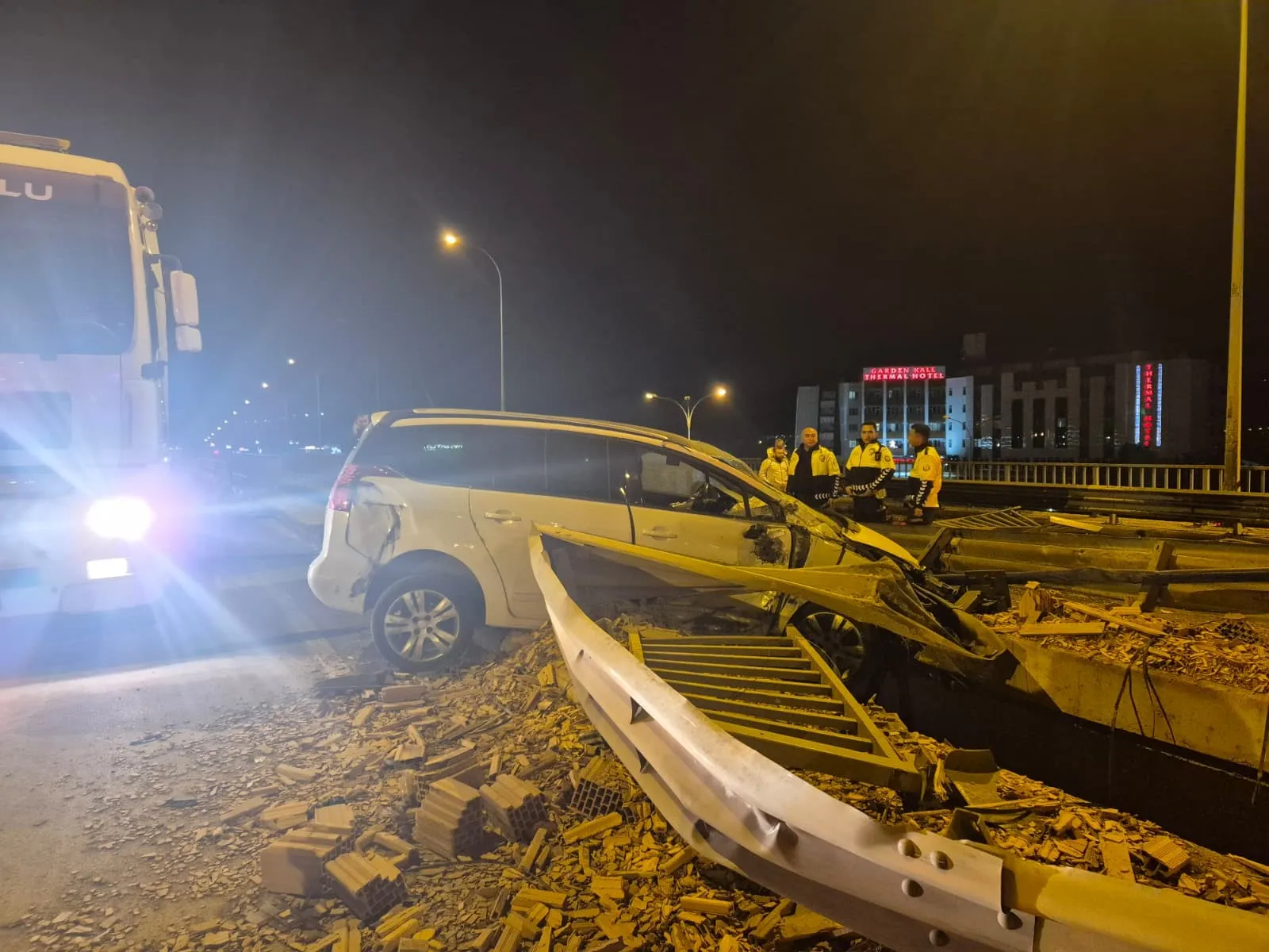 Afyonkarahisar'da dehşet anları: TIR köprüde asılı kaldı