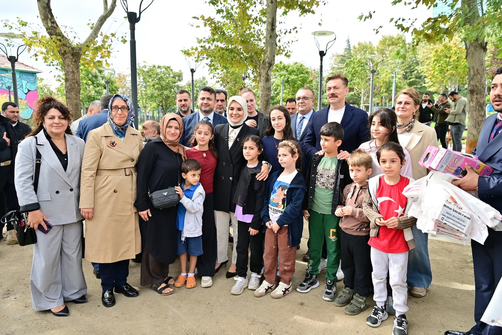 Bakan Göktaş Bahçelievler'de: Genç çiftlerin evine konuk oldu, esnafın kapısını çaldı
