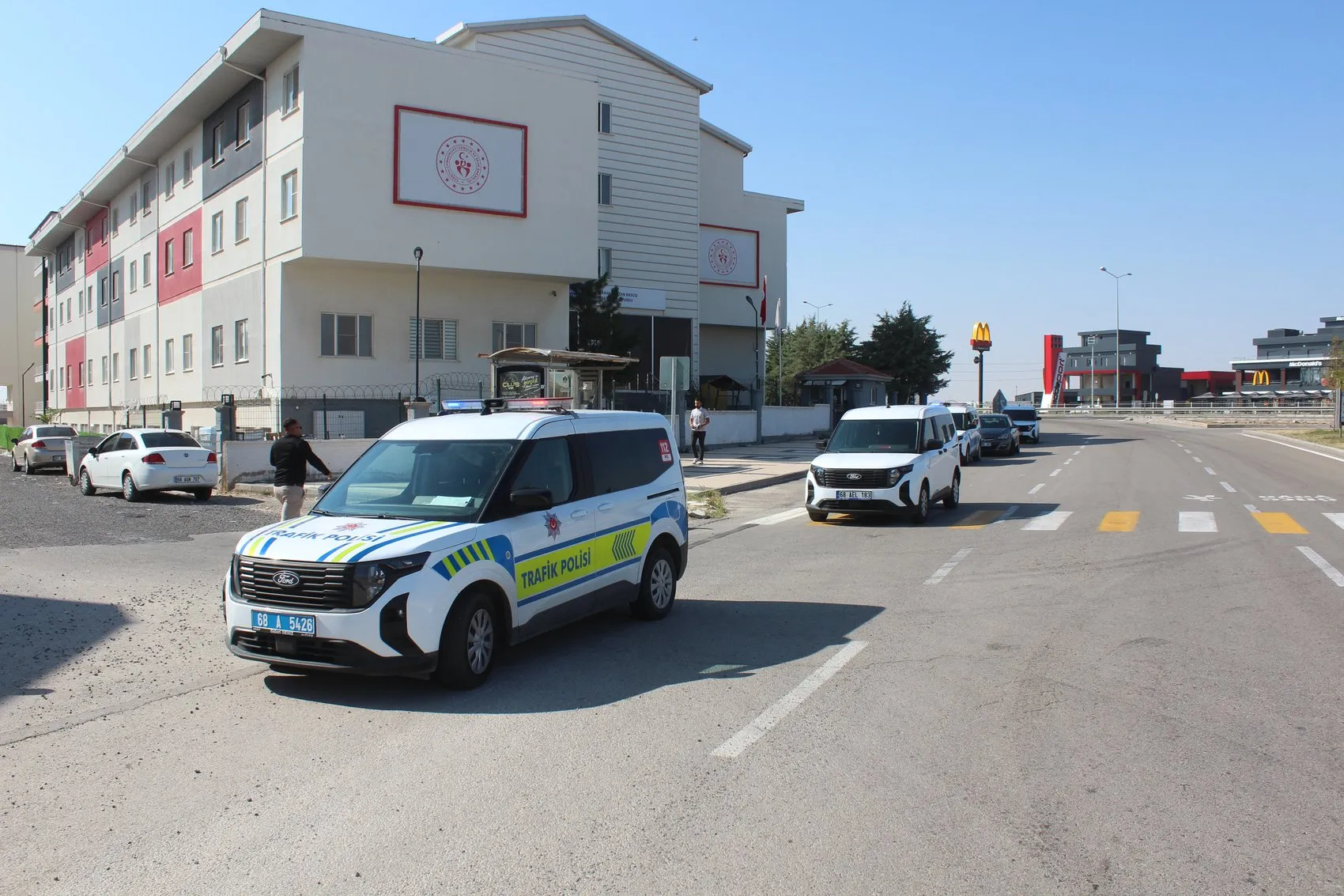 Durakta dehşet anları: Yolcu tartışması silahlı kavgaya dönüştü, şoför yaşam savaşı veriyor
