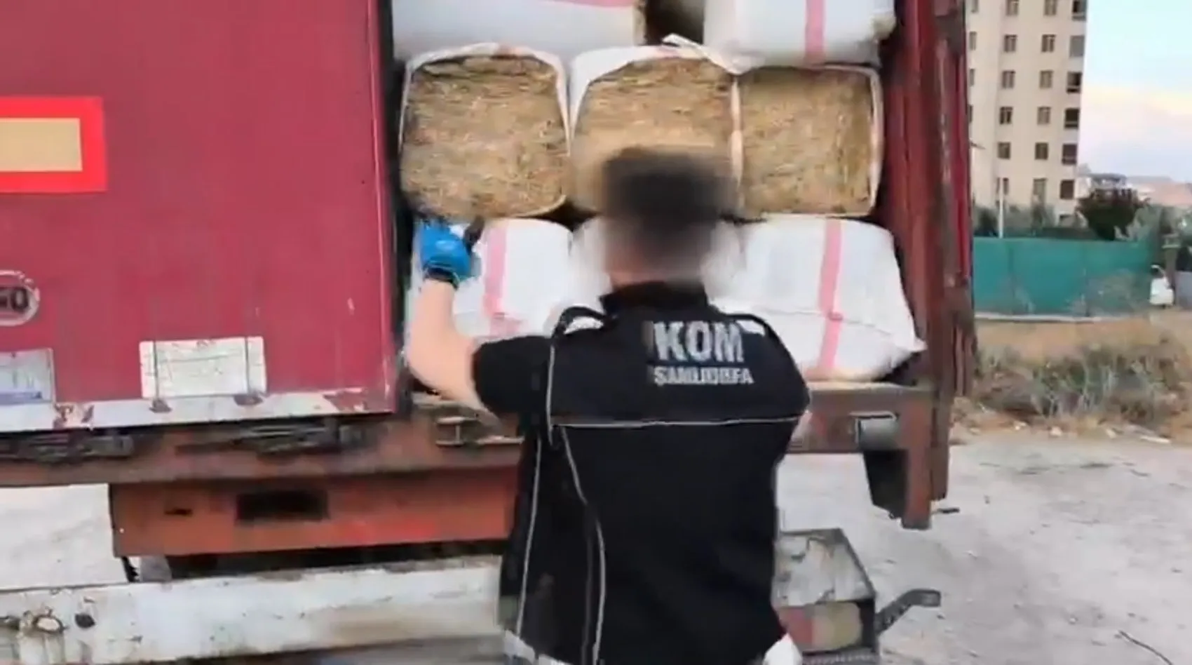 Saman çuvalları arasına gizlenmiş devasa kaçakçılık operasyonu