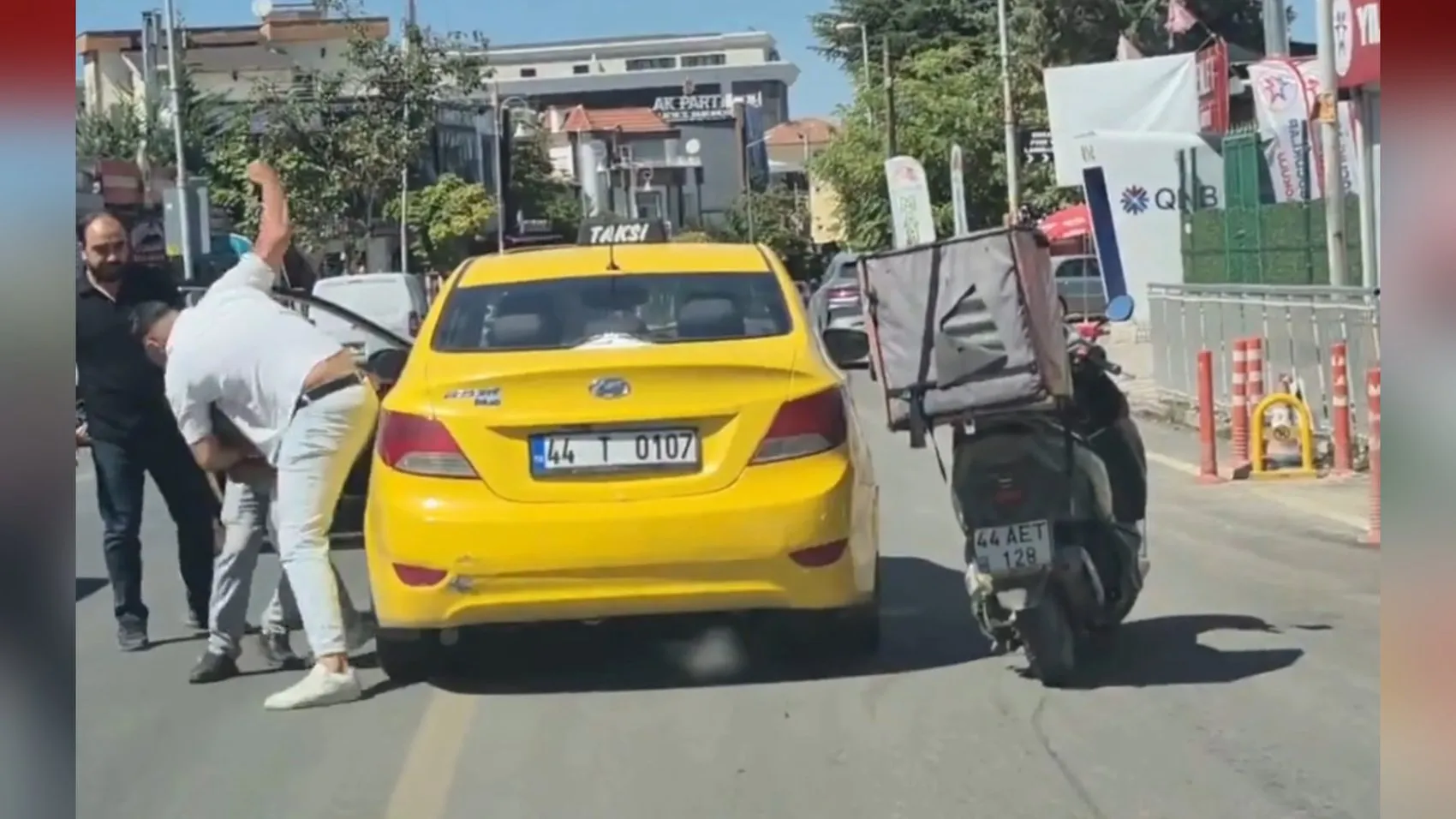 Malatya trafiğinde dehşet anları: Yol verme kavgası ehliyetten etti