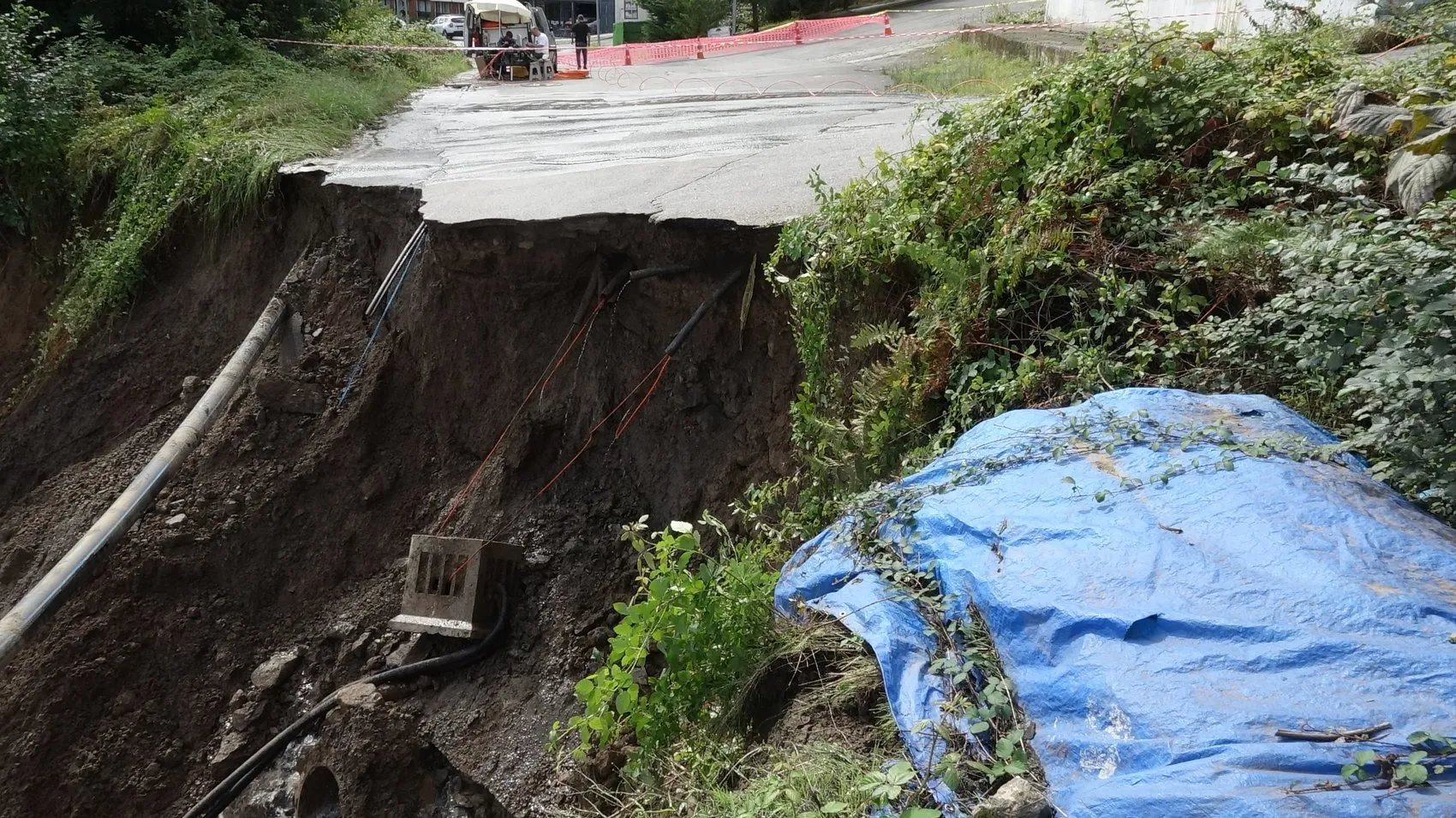 Trabzon'da gece yarısı dehşeti: Yol çöktü, araç dere yatağına uçtu