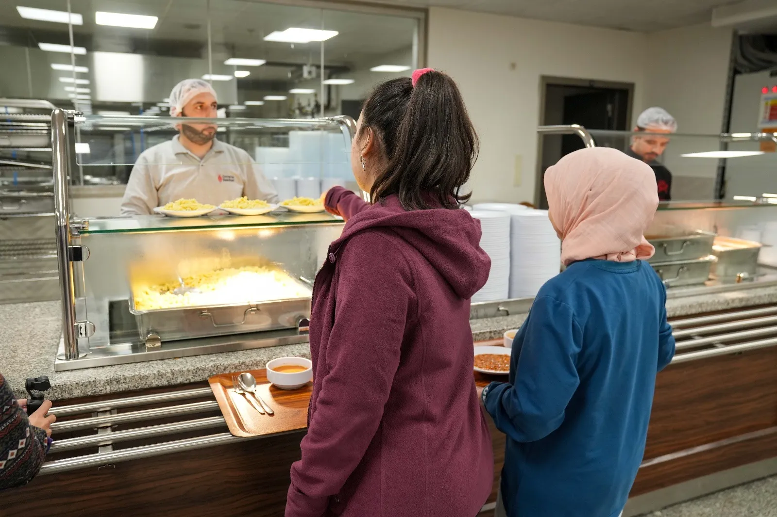 Ümraniye'de öğrencilerin sofrası belediyeden kuruluyor: Gençlere sıcak destek