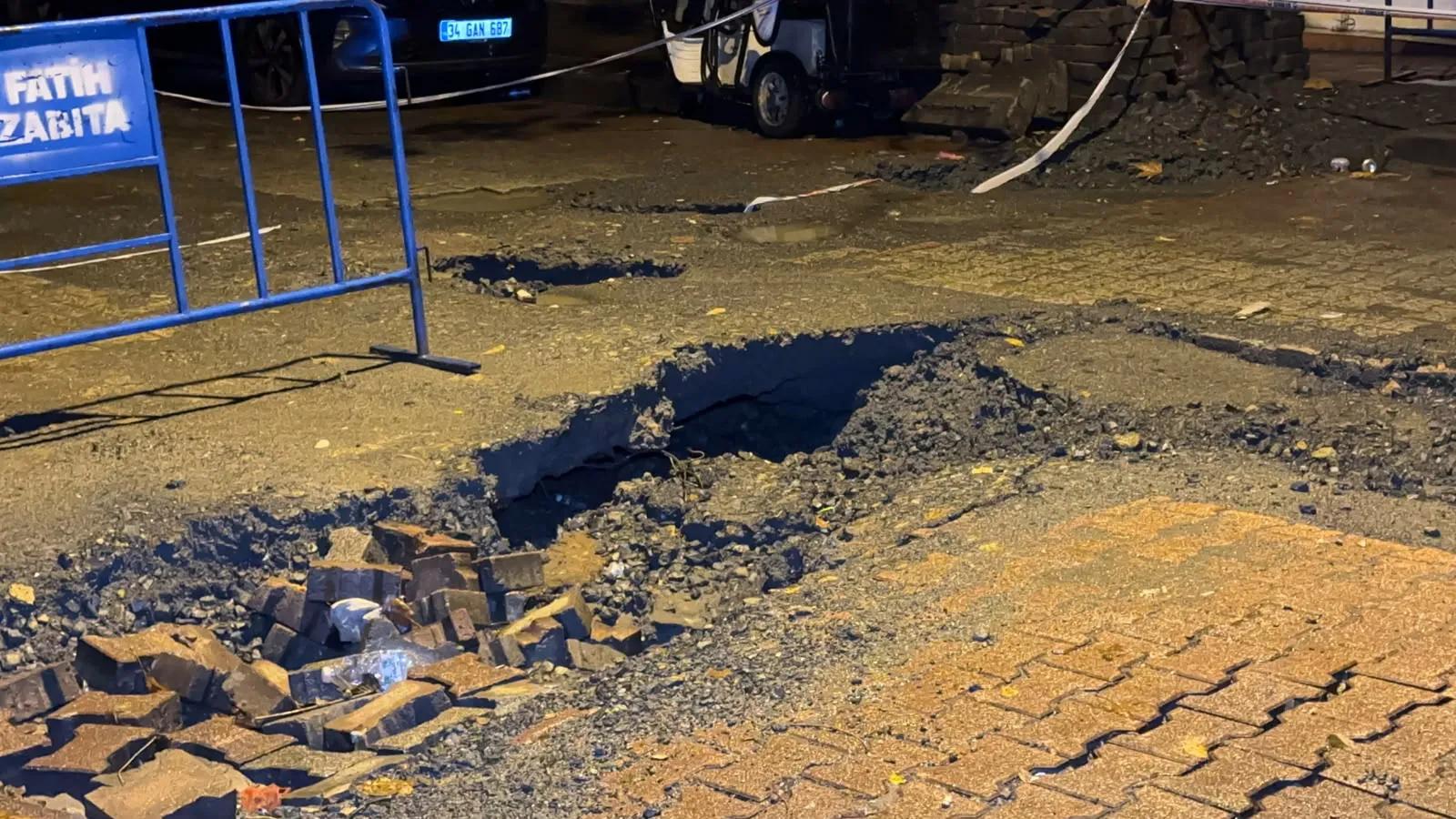 İstanbul'da gece mesaisi: Sağanak yolları göle çevirdi, araçlar çukurlara saplandı