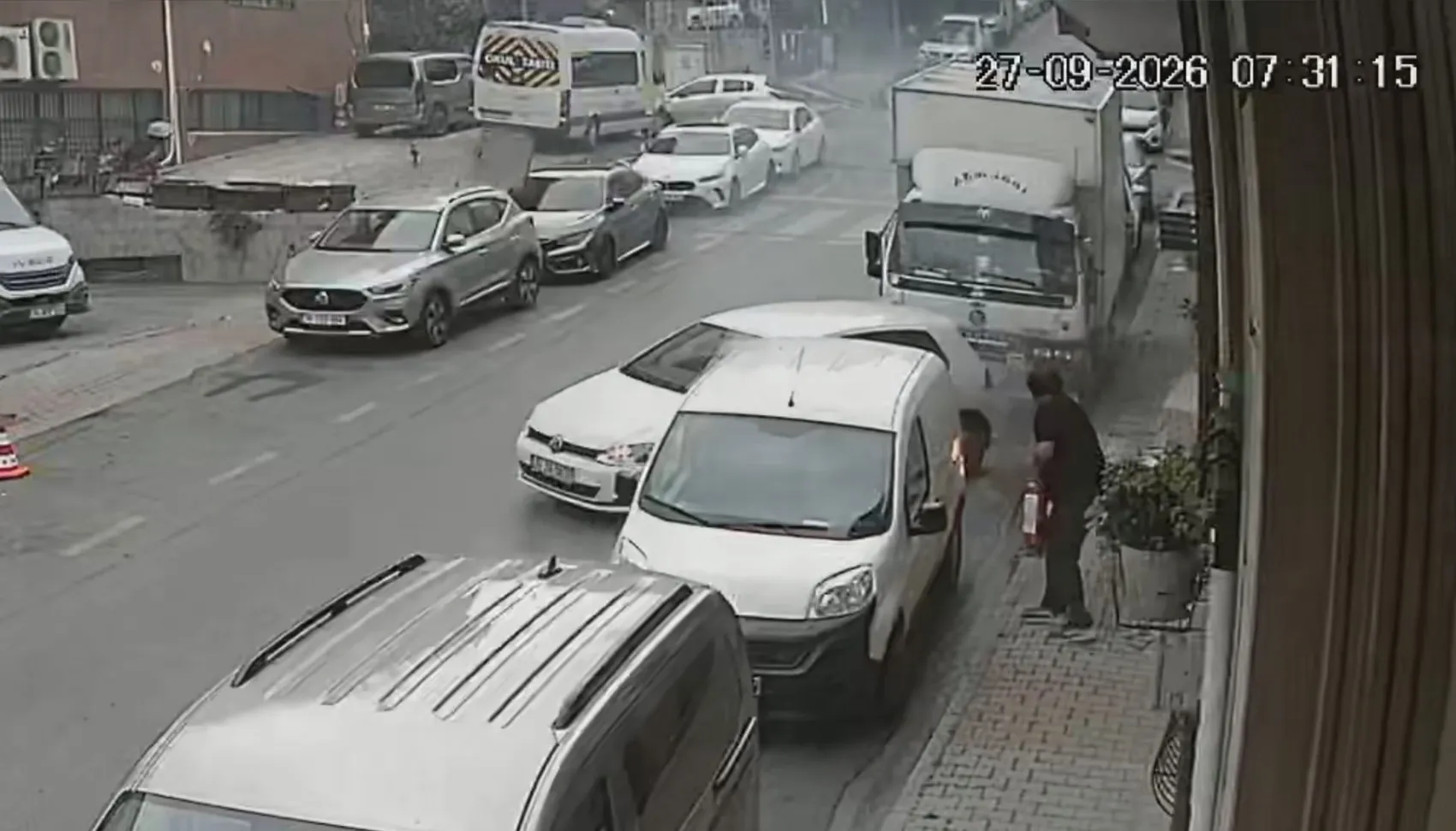 Saniyelerle gelen kurtuluş: Kağıthane'de patlama anı kamerada