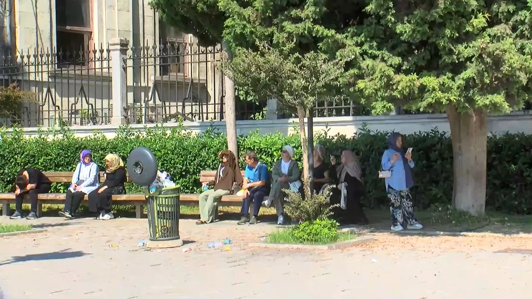 KPSS maratonunda ilk etap geride kaldı: Adaylar ter dökerken aileler dışarıda nöbet tuttu