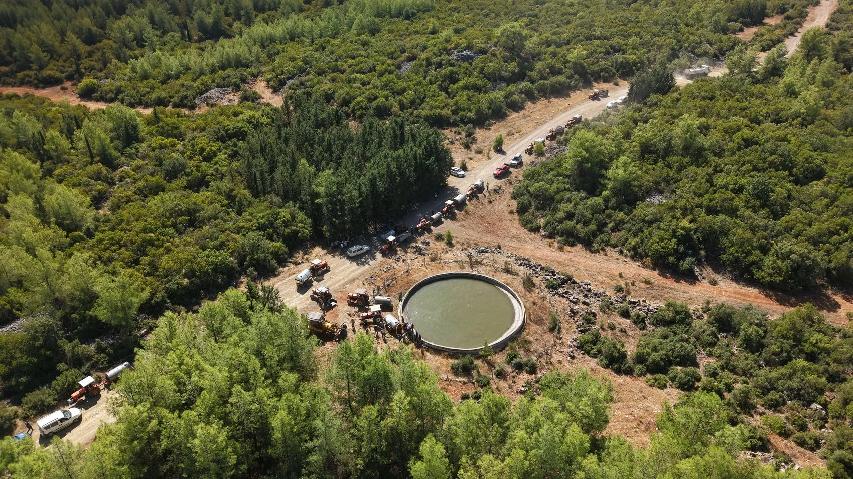Aksu'da Alevlere Karşı İnsan Zinciri: Köylüler Traktörleriyle Yangın Havuzunu Besliyor