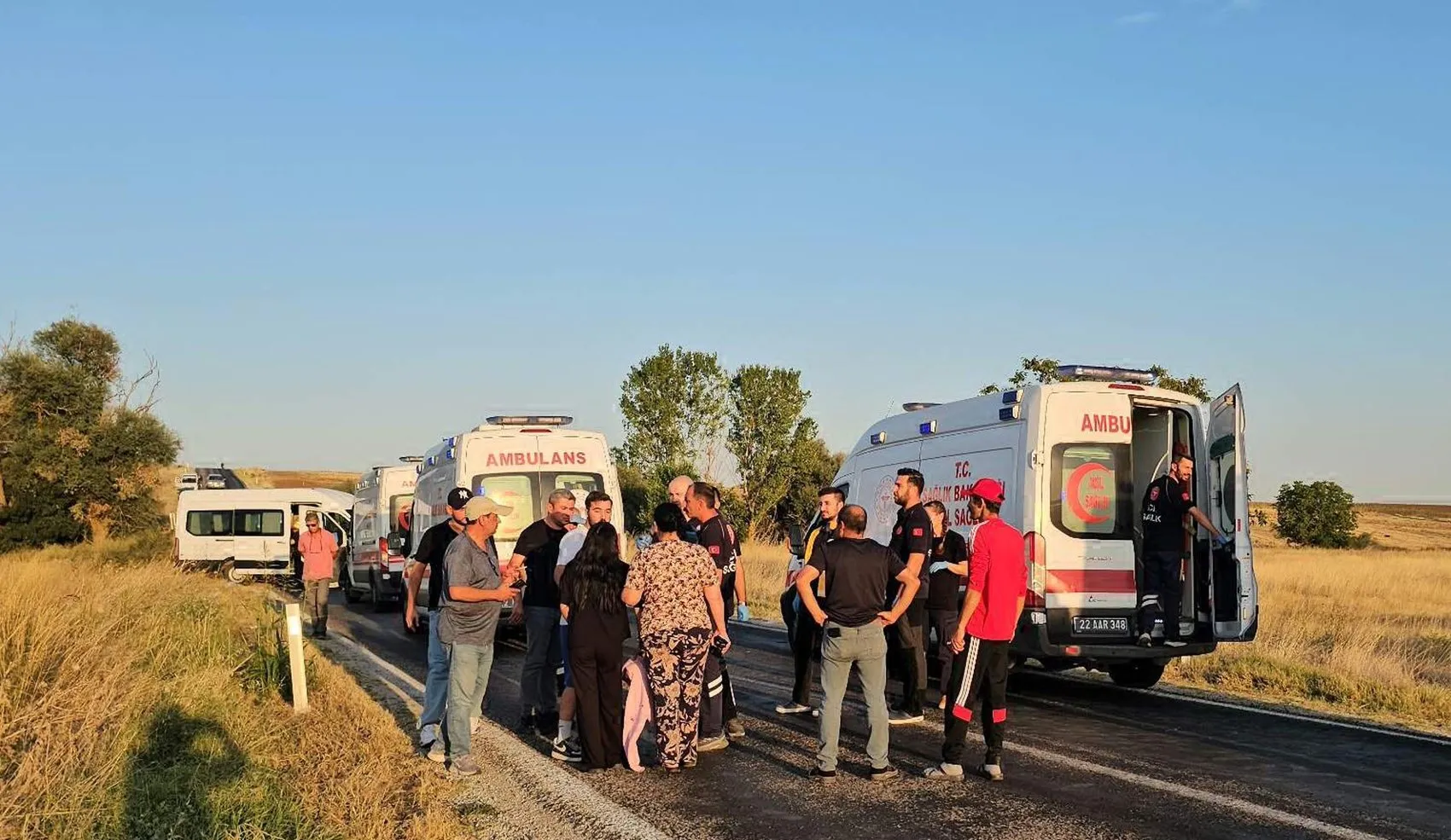 Edirne'de akşam saatlerinde korkutan kaza: Üç araç birbirine girdi