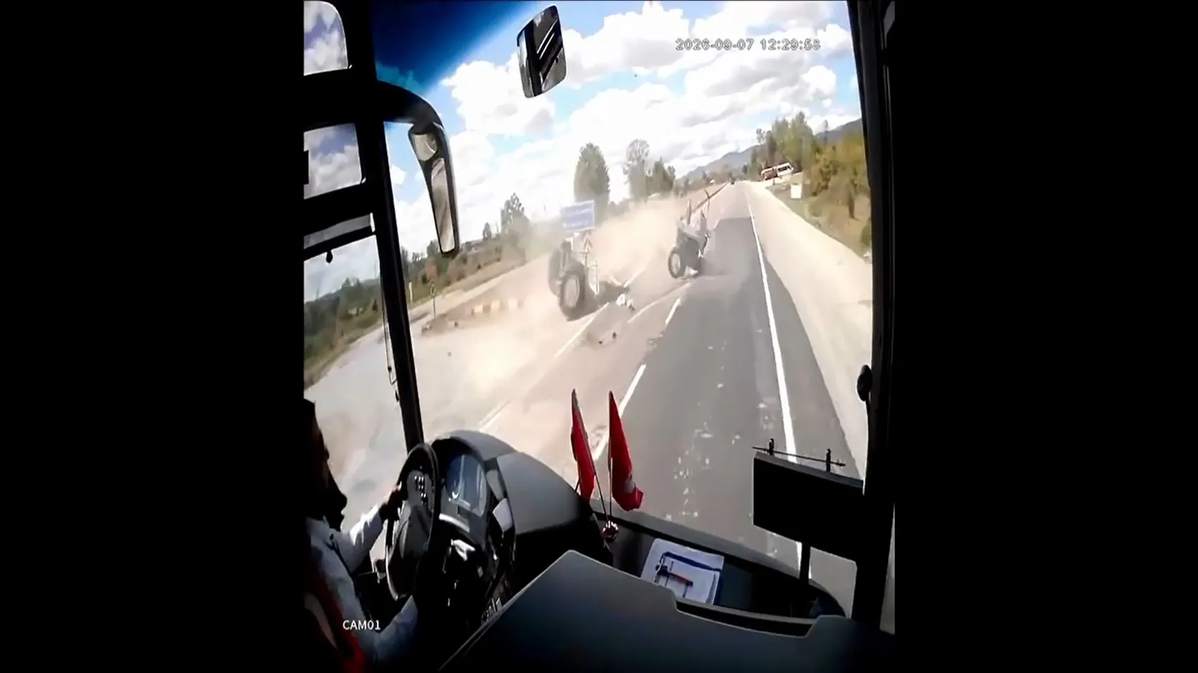 Kastamonu'da dehşet anları: Çarpışmanın şiddetiyle traktör ortadan ikiye ayrıldı