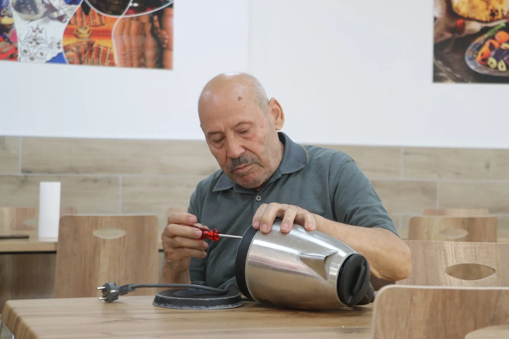 Alzheimer'a inat tamir aşkı: 83 yaşındaki usta tedavi merkezinin gönüllü teknikeri oldu