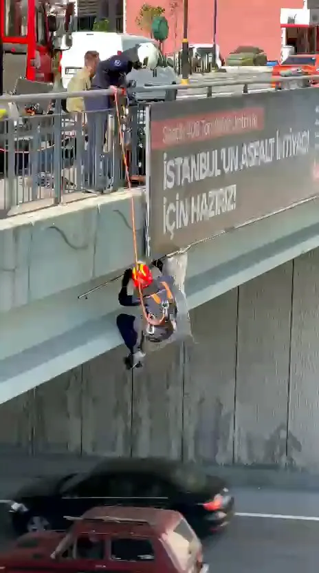 Arnavutköy'de yürekleri ağza getiren kurtarma operasyonu: Reklam panosuna sıkışan kedi için seferber oldular
